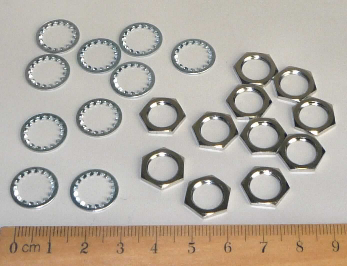 Es handelt sich um Warenzusammenstellungen, bestehend aus:
- Muttern aus einer Kupferlegierung mit gewichtsmäßig vorherrschendem Kupfergehalt 
  (Höhe: ca. 1,6 mm) mit durchgehendem metrischen Innengewinde und Außensechskant und 
- Unterlegscheiben aus nicht rostendem Stahl mit kreisrunder, mittiger Lochung 
  (Höhe: ca. 0,1 mm, Außendurchmesser: ca. 14,3 mm) und einer Zahnung in Form abgewinkelter, 
  in etwa quadratischer Abschnitte an der Innenseite.  
Die Erzeugnisse sind getrennt in Kunststoffbeuteln und gemeinsam in einem weiteren Kunststoffbeutel für den Einzelverkauf aufgemacht.
(Antragstellerangaben)

Die Muttern bestimmen im Hinblick auf das Gewicht und die Bedeutung für die Verwendung den Charakter der Warenzusammenstellungen. 

Abbildung siehe Anlage. 

Derartige Erzeugnisse gehören als "Muttern aus Kupfer" zur Codenummer 7415 3300 00 0 des Zolltarifs.