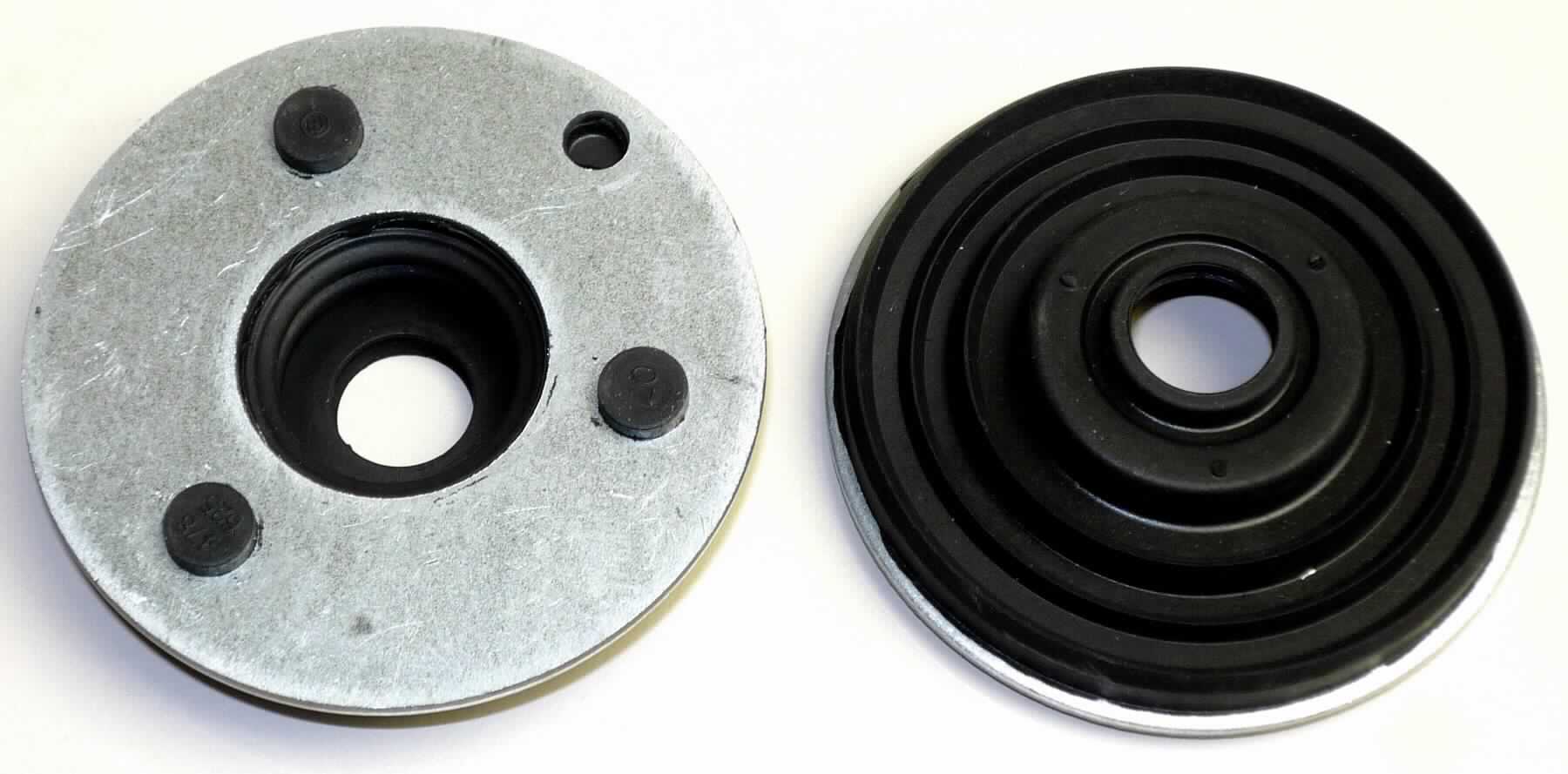 Angaben des Antragstellers: 
Tülle
Verwendungszweck: Isolation von Vibrationen und Lärm im LKW. Das Teil wird im Scheibenwischer verbaut.
Material: Metall, Chloropren

Untersuchungsergebnisse an Warenmustern:
Flache Metallscheiben mit einer mittigen Bohrung an der einseitig ein gerillter und gelochter Aufsatz aus einem schwarzen, elastischen Material befestigt ist (Durchmesser: ca. 5,7 cm; Höhe: ca. 1,3 cm).

Befund:
Aufgrund der Verwendung als Dämpfer ist der Kautschukanteil für die Ware charakterverleihend. Danach liegt ein Gummi-Metall-Teil für Kraftfahrzeuge im Sinne der Unterposition 4016 9952 vor.