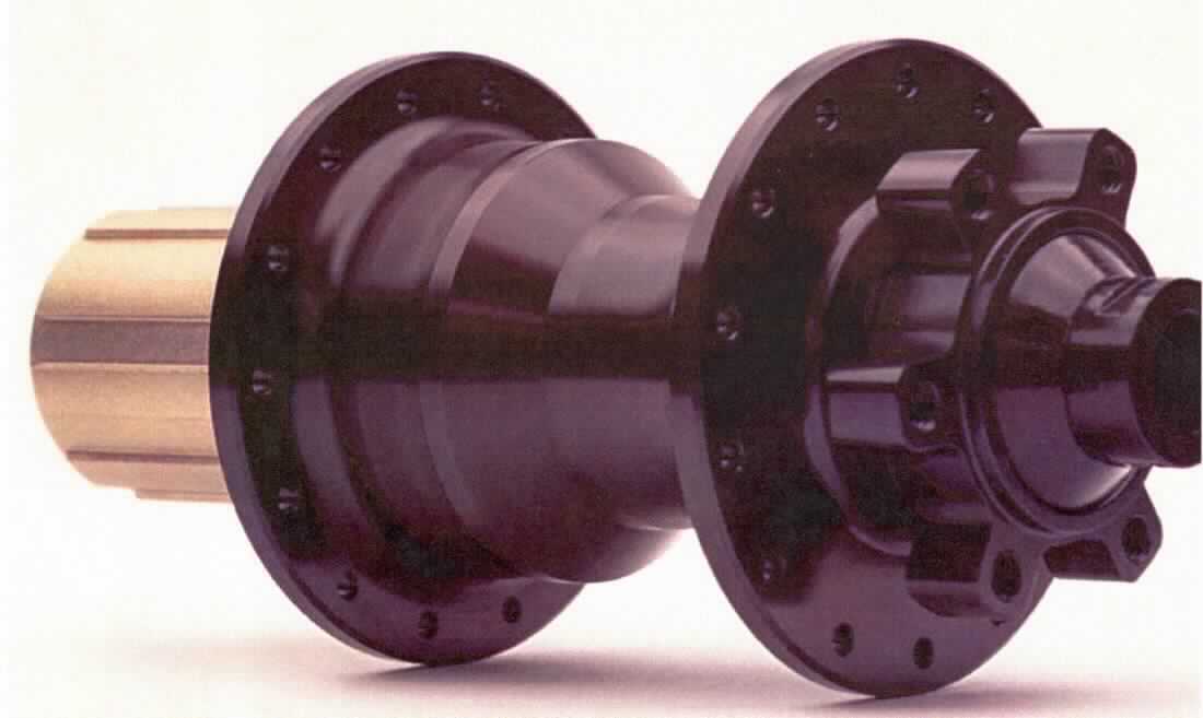 Hinterradnabe, sog. "Silent Hub", Foto siehe Anlage, laut Antrag:
- in Form einer speziell gefertigten, aus verschiedenen Bauteilen zusammengesetzten 
  Kassettennabe aus verschiedenen unedlen Metallen,
- mit einer maximalen Länge von ca. 135 mm,
- mit integriertem Freilauf,
- mit einem mit Nuten versehenen Freilaufkörper zur Aufnahme eines Zahnkranzpaketes,
- mit einer Aufnahmevorrichtung für 6-Loch Scheibenbremsen,
- wird als Radzentrum am hinteren Laufrad von Fahrrädern verbaut,
- dreht sich um eine fest in den Ausfallenden eingespannte Achse und sorgt für einen
  Leichtlauf der Räder,
- aufgrund der Konzeption erkennbar hauptsächlich zur Verwendung an Fahrrädern 
  bestimmt.

"Teil (Hinterradnabe) für Fahrräder der Position 8712, keine Bremsnabe"