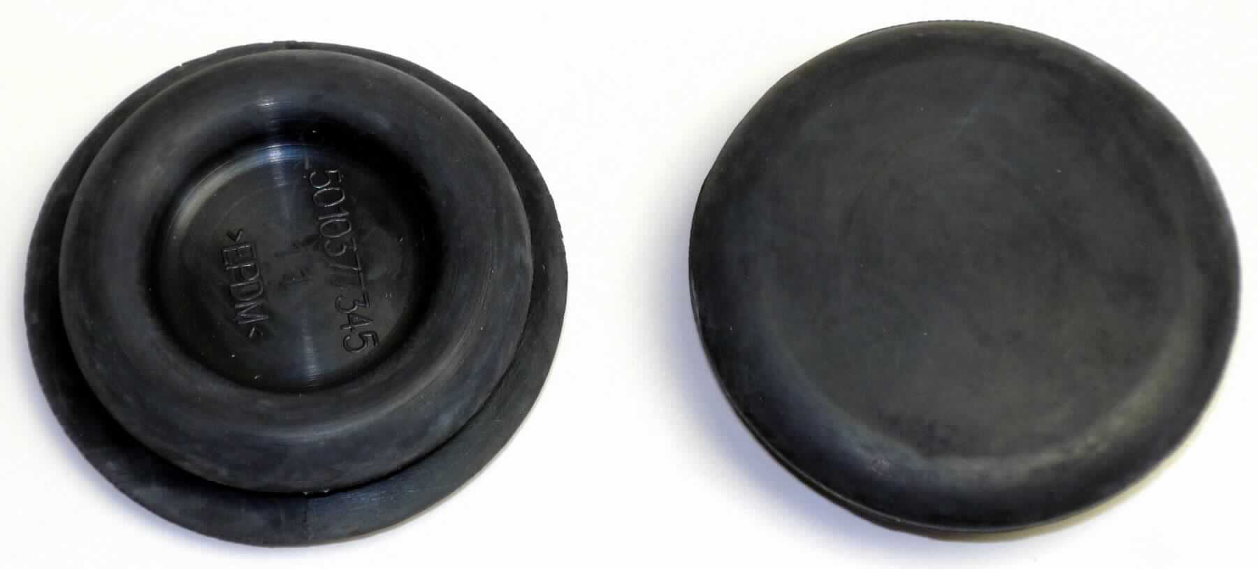 Angaben des Antragstellers:
Rubber Grommet / Gummidichtung
Einbau an verschiedenen Stellen im LKW, um Öffnungen zu verschließen.
Material: EPDM

Untersuchungsergebnisse an Warenmustern:
Rundes, kappenartiges Formteil mit umlaufender Nut aus einem schwarzen, elastischen Material (Durchmesser: ca. 4,3 cm; Höhe: ca. 1 cm

Befund:
Es liegt ein Formteil aus Weichkautschuk von der für Kraftfahrzeuge der Positionen 8701 bis 8705 bestimmten Art im Sinne der Unterposition (KN) 4016 9957 vor. Die Verwendung als Dichtung ist nicht erkennbar.