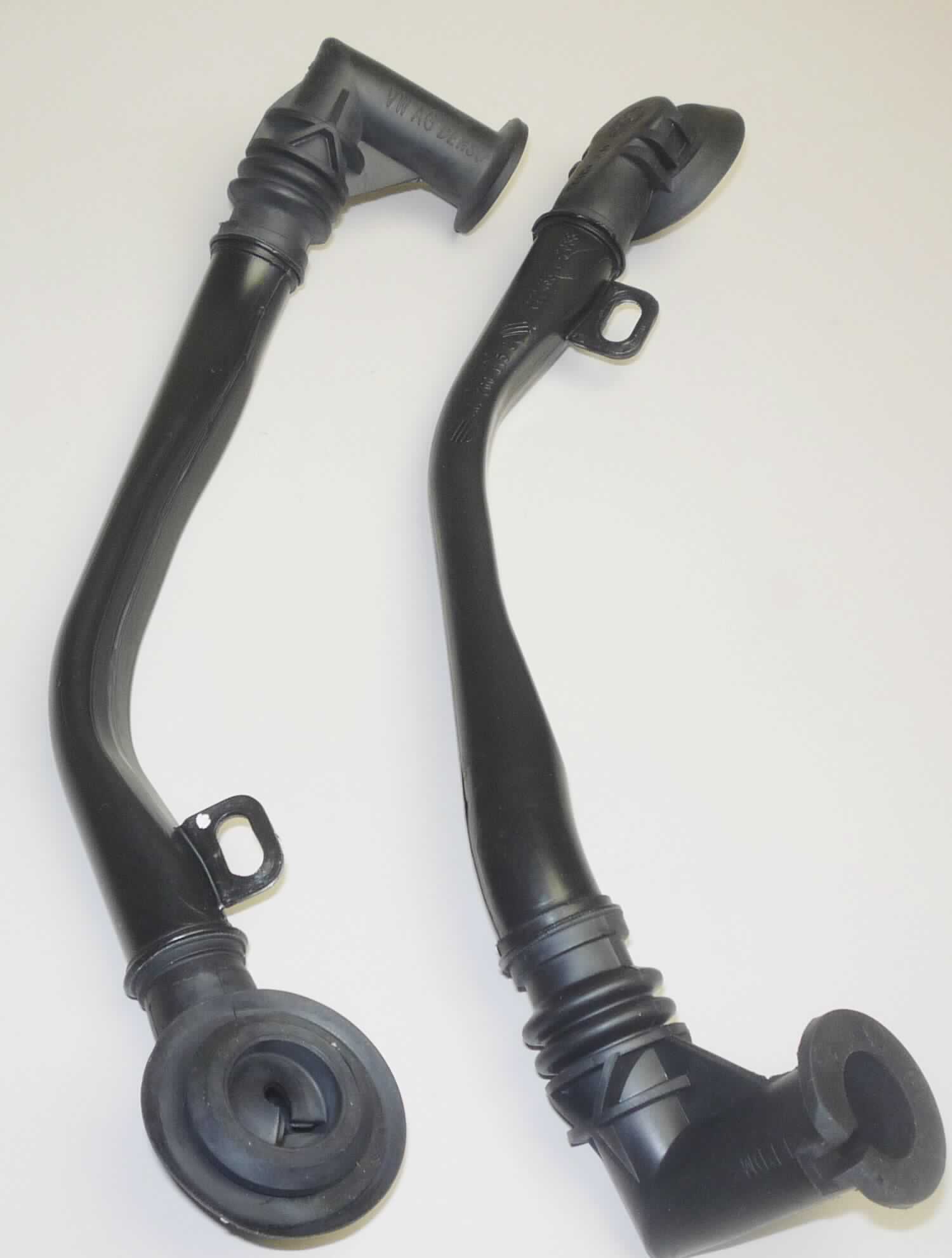 Angaben des Antragstellers:
Schlauch mit Drainagefunktion zum Einbau in der Klimaanlage im KfZ.
Materialien: Polypropylen (Schlauch); EPDM / Polypropylen (Anschlussstücke)

Feststellungen an Warenmustern:
Zwei schwarze, starre, speziell geformte Schläuche. Die Schläuche sind beidseitig mit schwarzen, flexiblen, elastischen Anschlussstücken versehen.

Befund:
Es liegt ein nicht biegsamer Schlauch aus Polymeren des Propylens im Sinne der Position (HS) 3917 vor.