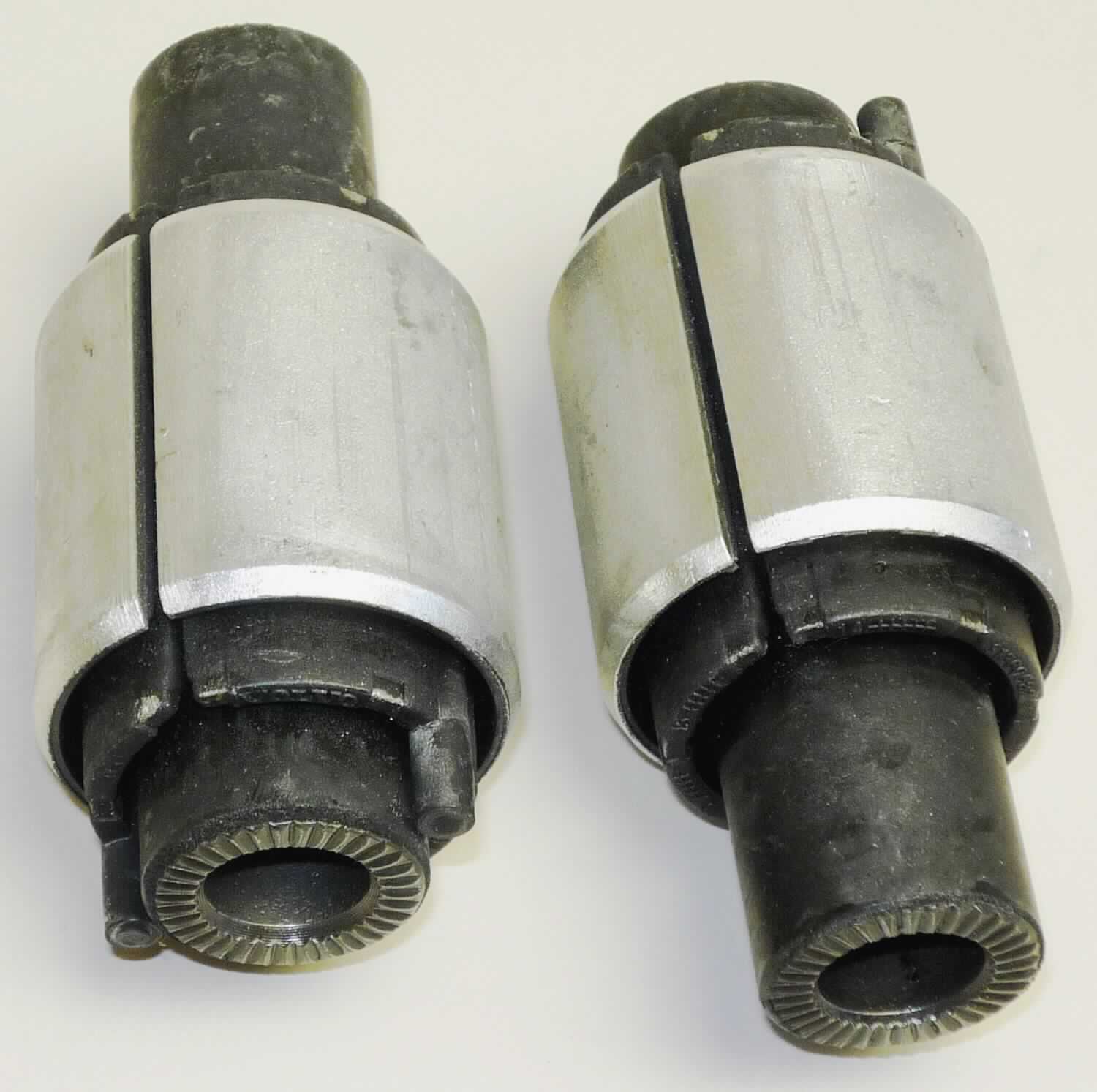 Angaben des Antragstellers: 
Buchse
Verwendungszweck: Isolation von Vibrationen und Lärm in Radaufhängungssystemen. Das Teil wird in Gelenkarmen bzw. Stoßdämpfer-Einheiten verbaut.
Material: Metall, Naturkautschuk

Untersuchungsergebnisse an Warenmustern:
Speziell geformte, runde Buchsen aus drei ineinander gesteckten Metallbauteilen von denen die zwei Inneren jeweils mit einem schwarzen, elastischen Material überzogen sind und zwischen denen sich ein schwarzes, elastisches Material befindet (Durchmesser: ca. 4,1 cm; Länge: ca. 9,6 cm).

Befund:
Aufgrund der Verwendung als Dämpfer ist der Kautschukanteil für die Ware charakterverleihend. Danach liegt ein Gummi-Metall-Teil für Kraftfahrzeuge im Sinne der Unterposition 4016 9952 vor.