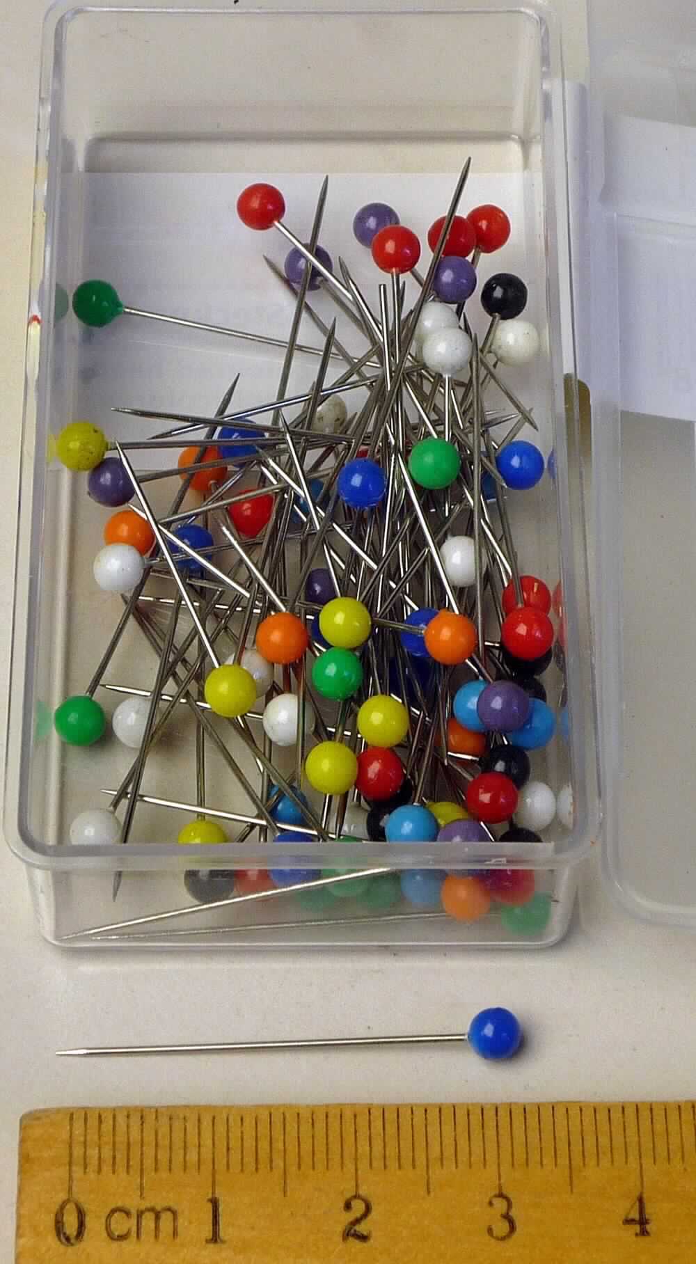 Es handelt sich um etwa 33 mm lange Nadeln aus Stahl mit zugespitztem Schaft an der einen Seite und einem kugelförmigen, farbigen Kopf aus Kunststoff an der anderen Seite.
Die Nadeln sind in einer Kunststoffbox mit Eurolochung zu je 80 Stück verpackt.
Die Erzeugnisse dienen zum Abstecken von Kleidungstsücken.

Abbildung siehe Anlage.

Derartige Erzeugnisse gehören als "Stecknadeln aus Stahl" zum TARIC-Code 7319 4000 00.