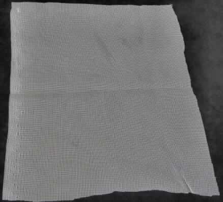 Kettengewirke, andere als solche der Positionen 60.01 bis 60.04, sog. Nylonnetzgewebe fuer Fallschirmkappen, Foto siehe Anlage,
- als Meterware (laut Antrag mit einer Breite von mehr als 30 cm),
- aus synthetischen Chemiefasern, laut ergänzenden Antragsangaben 100 GHT Nylon (Polyamid),
- ohne Elastomergarne oder Kautschukfäden; laut Antrag roh,
- ohne Flor- oder Schlingenoberfläche; keine Raschelspitze,
- nicht für Vorhänge und Gardinen, somit keine Einreihung in die Position 6303,
- wird laut Antrag für Fallschirmkappen verwendet, stellt sich jedoch aufgrund der neutralen Form (Meterware)
  nicht als Teil oder Zubehör von Fallschirmen der Position 8804 dar.

"Kettengewirke, andere als solche der Positionen 6001 bis 6004, aus synthetischen Chemiefasern, roh, nicht für Vorhänge und Gardinen, keine Raschelspitzen"