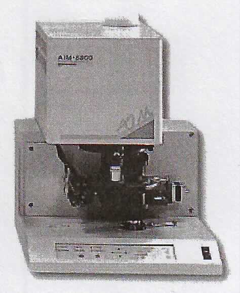 Infrarot-Mikroskop (Artikel-Nr. 206-55654-34), im Wesentlichen bestehend aus einem Gehäuse (410 x 540 x 520 mm) mit einem optischen System (Cassegrain-Objektiv, Cassegrain-Kondensorspiegel), einem MCT-Detektor (Cadmium-Quecksilber-Tellurid), einem motorbetriebenen x-y Probentisch sowie mehreren Bedienelementen zur Steuerung. Das Gerät kann sowohl im Transmissions-, im Reflexions-, oder ATR-Modus im Bereich der Mikroanalytik eingesetzt werden. Es wird zusammen mit einem Spektrometer (nicht Gegenstand dieser vZTA) verwendet.
Die Ware wird als "optisches Mikroskop, anderes als Unterposition (HS) 9011 10 bis 9011 20" eingereiht.

Abbildung: siehe Anlage
