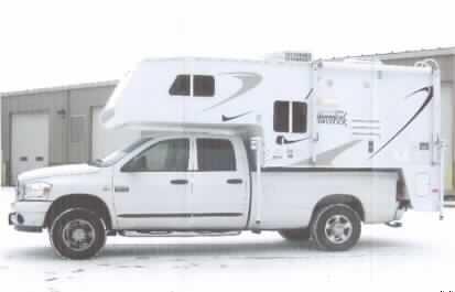 Gebrauchtes Kraftfahrzeug zur Personenbeförderung, so genanntes Wohnmobil der Marke 
Chrysler Dodge mit einem Kolbenverbrennungsmotor mit Selbstzündung und einem Hubraum von 5900 ccm.

Das Fahrzeug besteht aus einer gut ausgestatteten Fahrerkabine mit 5 Sitzplätzen und einer davon abgetrennten Ladefläche  von ca. 250 cm Länge, die so hergerichtet ist, dass eine spezielle Wohnkabine darauf angebracht werden kann. Auf der Ladefläche ist die Wohnkabine am Fahrzeug fest montiert, kann aber mit wenigen Handgriffen vom Fahrgestell getrennt werden. Die Wohnkabine besteht im Wesentlichen aus einem ca. 290 cm hohen Aufbau mit Alkoven über der Fahrerkabine und ist mindestens 310 cm lang (Kabine ohne Alkoven), so dass sie über die Ladefläche des Pick-Up`s hinausragt. Sie ist serienmäßig ausgestattet und verfügt über Kochgelegenheit, Nasszelle, Eßecke, Klimaanlage usw. (Angaben laut Antrag).

Kabine und Fahrzeug sind trennbar, wobei die Kabine dann auf 4 seitlich angebrachten Stützen steht, so dass der Wohnbereich z.B. auf dem Campingplatz verbleibt, während Fahrten mit dem Fahrzeug durchgeführt werden können. 

Das Fahrzeug ist auf Grund seiner objektiven Beschaffenheitsmerkmale hauptsächlich zur Verwendung als Wohnmobil bestimmt.

Handelsbezeichnung / Marke: Chrysler Dodge Ram 2500 HD Laramie Quad Cab mit Wohnkabine Maverick (M-1000 SLLB).

Ein Bild steht unter http://ec.europa.eu/taxation_customs/dds/ebticau_de.htm zur Verfügung.