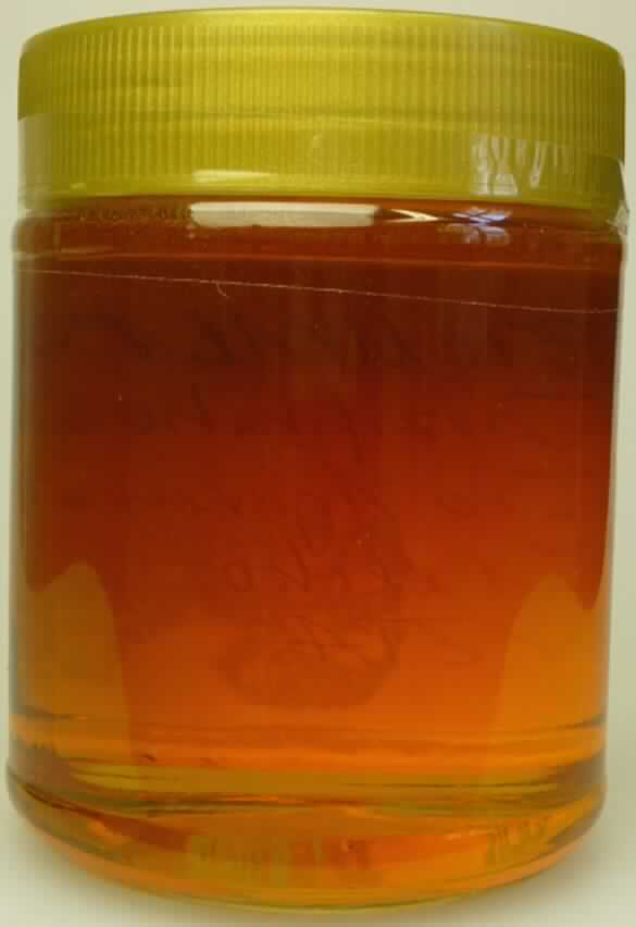 Agavensirup

Bei der vorgelegten Warenprobe handelt es sich um einen bernsteinfarbenen, klaren Sirup. Nach den Antragsunterlagen liegt Agaven-Dicksaft vor. Das Erzeugnis wird aus der Blauen Agave (Agave tequilana) gewonnen. 

Zolltariflich handelt es sich bei der Ware um einen anderen Fructosesirup, mit einem Gehalt an Fructose, bezogen auf die Trockenmasse, von mehr als 50 GHT, ausgenommen Invertzucker.