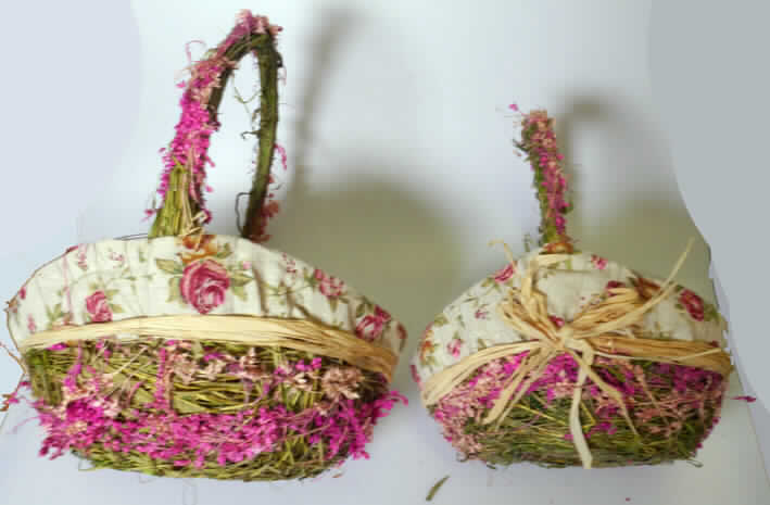 "Pflanzkörbchen, Art. 26572"
- den Blumenkörben ähnliche Ware aus Gräsern (getrocknete Halme ohne Blütenstand, kein Flechtstoff)
  der Paddy-Reis-Pflanze (lt. Antragsteller) und getrocknete, gefärbte Hirse (jowar flower (Sorghum), 
  lt. Antragsteller) mit Fruchtständen (kein Flechtstoff, nicht zum menschlichen Verzehr geeignet), 
  die vollständig ein korbartiges Metallgerüst mit Henkel (ohne eigene Zierwirkung) umhüllen, verziert 
  am oberen Rand mit einem floral bedruckten Streifen aus Leinen (lt. Antragsteller) und einer Schleife 
  aus Bast, das Ganze umhüllt mit einem Spinnstofffaden zur Befestigung und innen mit Kunststoffolie 
  ausgekleidet (Zutaten), Set in zwei Größen 22 x 16 x 26 cm und 28 x 22 x 31 cm,
- verpackt zu je drei Sets in einem Karton,
- wird üblicherweise vom Blumenhandel zu Zierzwecken geliefert.
(Abbildung siehe Anlage)

"Gräser, ohne Blüten und Blütenknospen, zu Binde- und Zierzwecken, nicht frisch, keine Moose oder Flechten, weitergehend bearbeitet als nur getrocknet"