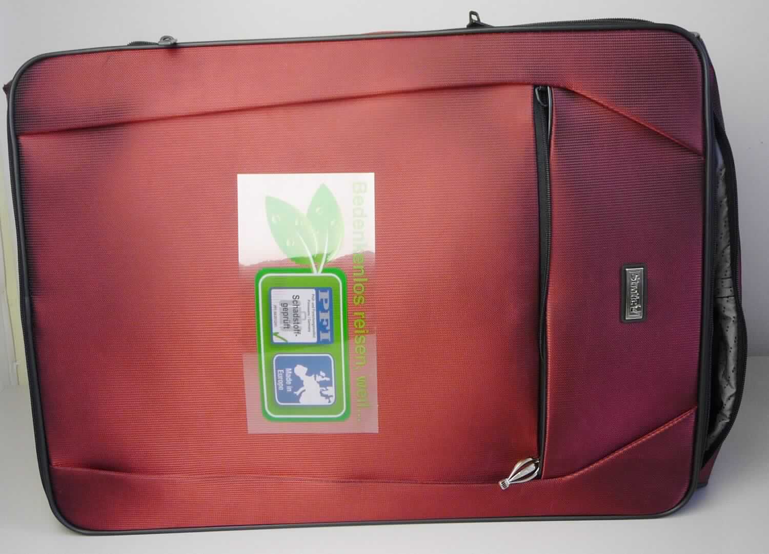Reisekoffer, sog. Koffermantel aus Geweben, Foto siehe Anlage,
- in Form einer unvollständigen und unfertigen Ware (Rollvorrichtung für einen Trolley und das Schloss fehlen),
- die Ware weist im vorliegenden Zustand die wesentlichen Beschaffenheitsmerkmale eines vollständigen und 
  fertigen Reisekoffers auf und ist daher wie dieser einzureihen,
- Korpus eines Reisekoffers,
- mit einer Außenseite aus Spinnstoffen,
- mit jeweils einem Tragegriff am oberen Ende und an den beiden seitlichen Schmalseiten,
- mit einem eingesetzten Vorfach mit Reißverschluss,
- mit einem ca. 5 cm breiten, erweiternden Einsatz, der von einem Reißverschluss verdeckt wird,
- mit einem an drei Seiten umlaufenden Reißverschluss versehen,
- gefüttert; mit jeweils einem im Deckelteil und an einer Schmalseite eingesetzten Reißverschlussfach,
- mit den Abmessungen von ca. 40 (B) x 27 (T) x 56 (H) cm,
- mit Aussparungen am oberen und unteren Ende zum Anbringen der Rollvorrichtung sowie an einer Schmalseite 
  zum Einsetzen des Schlosses,
- ohne Hinweise auf Handarbeit.

"Reisekoffer, mit Außenseite aus Spinnstoffen, nicht handgearbeitet"