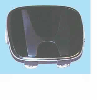 Es handelt sich um aus unedlem Metall gefertigte Erzeugnisse, die auf der Schauseite mit einem Logo (Automobilmarke) versehen sind. Die teilweise mit einem Kunststofflack überzogenen Erzeugnisse sind auf der Unterseite mit sechs Nasen mit durchgehender Lochung zur Befestigung versehen und dienen als Abdeckungen für einen Airbag (nicht Gegenstand dieser vZTA), der in das Lenkrad eines Kraftfahrzeuges eingebaut wird. 
Länge: etwa 3,5 cm.
Breite: etwa 5 cm.
- Antragstellerangaben -

Abbildung siehe Anlage.

Derartige Erzeugnisse gehören als "den Namensschildern ähnliche Schilder, aus unedlen Metallen" zur Codenummer 8310 0000 00 0 des Zolltarifs.