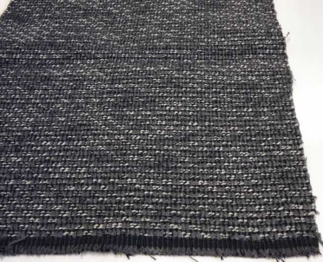 Gewebe, sog. Stoff für Polstermöbel, Artikel Basilio, Foto siehe Anlage,
- als Meterware; laut Antrag mit einer Breite von etwa 144 cm,
- laut Untersuchungsergebnis:
-- aus verschiedenen Garnen aus Polyester-Spinnfasern und aus Effektgarnen aus
   synthetischen Filamenten (laut Antrag aus Polyester); mit einem Anteil an
--- Polyester-Spinnfasern (synthetische Spinnfasern) von etwa 77,5 GHT,
--- Polyester-Filamenten (synthetische Filamente) von 22,5 GHT.
-- buntgewebt,
-- auf der Rückseite schwach geraut.

"Gewebe aus synthetischen Spinnfasern, anderes als in den Positionen 5512 - 5514 genannte,
 aus Polyester-Spinnfasern, ausschließlich mit synthetischen Filamenten gemischt, buntgewebt"