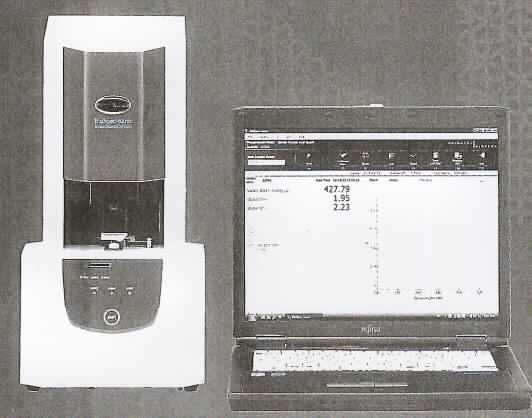 Spektrofotometer, im Wesentlichen bestehend aus einem 210 mm x 214 mm x 417 mm (B x T x H) großen Gehäuse mit einer Xenon-Blitzlampe als Lichtquelle, einem optischen System, einer Auswerteelektronik, Schnittstellen sowie Bedienelementen. Das Gerät dient zur Quantifizierung von einfachen und markierten Nukleinsäuren. Die ermittelten Ergebnisse werden an einen angeschlossenen PC (nicht Gegenstand dieser vZTA) weitergeleitet, wo sie angezeigt und gespeichert werden können.
 Die Ware wird als "Gerät für physikalische oder chemische Untersuchungen, in Form eines Spektrofotometers, das optische Strahlen verwendet" eingereiht.