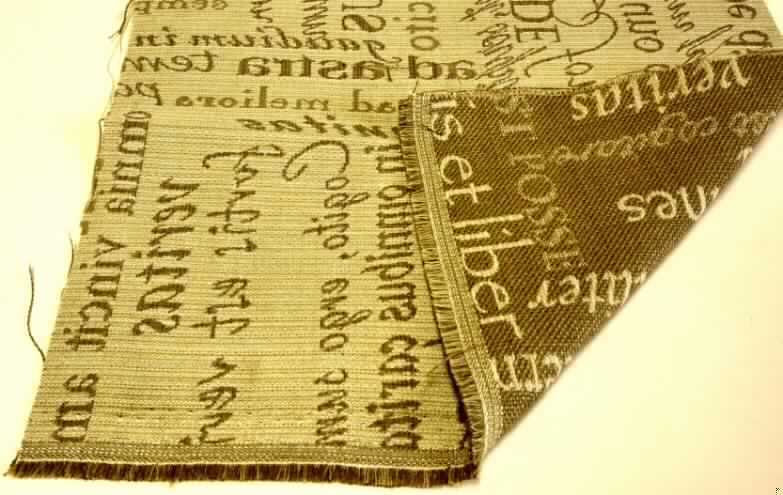 Jacquardgewebe, sog. Stoff für Polstermöbel, Artikel Trilogy, Foto siehe Anlage,
- als Meterware; laut Antrag mit einer Breite von etwa 146 cm,
- laut Untersuchungsergebnis:
-- aus verschiedenen Garnen aus Polyester-Spinnfasern, aus Garnen aus Viskose-Spinnfasern
   und aus Garnen aus synthetischen Filamenten (laut Antrag aus Polyester); 
   mit einem Anteil an
--- Polyester-Spinnfasern (synthetische Spinnfasern) von 63,0 GHT,
--- Viskose-Spinnfasern (künstliche Spinnfasern) von 27,0 GHT,
--- Polyester-Filamenten (synthetische Filamente) von 10,0 GHT.
-- buntgewebt.

"Gewebe aus synthetischen Spinnfasern, anderes als in den Positionen 5512 - 5514 genannte,
 aus Polyester-Spinnfasern, hauptsächlich mit Viskose-Spinnfasern gemischt, buntgewebt"
