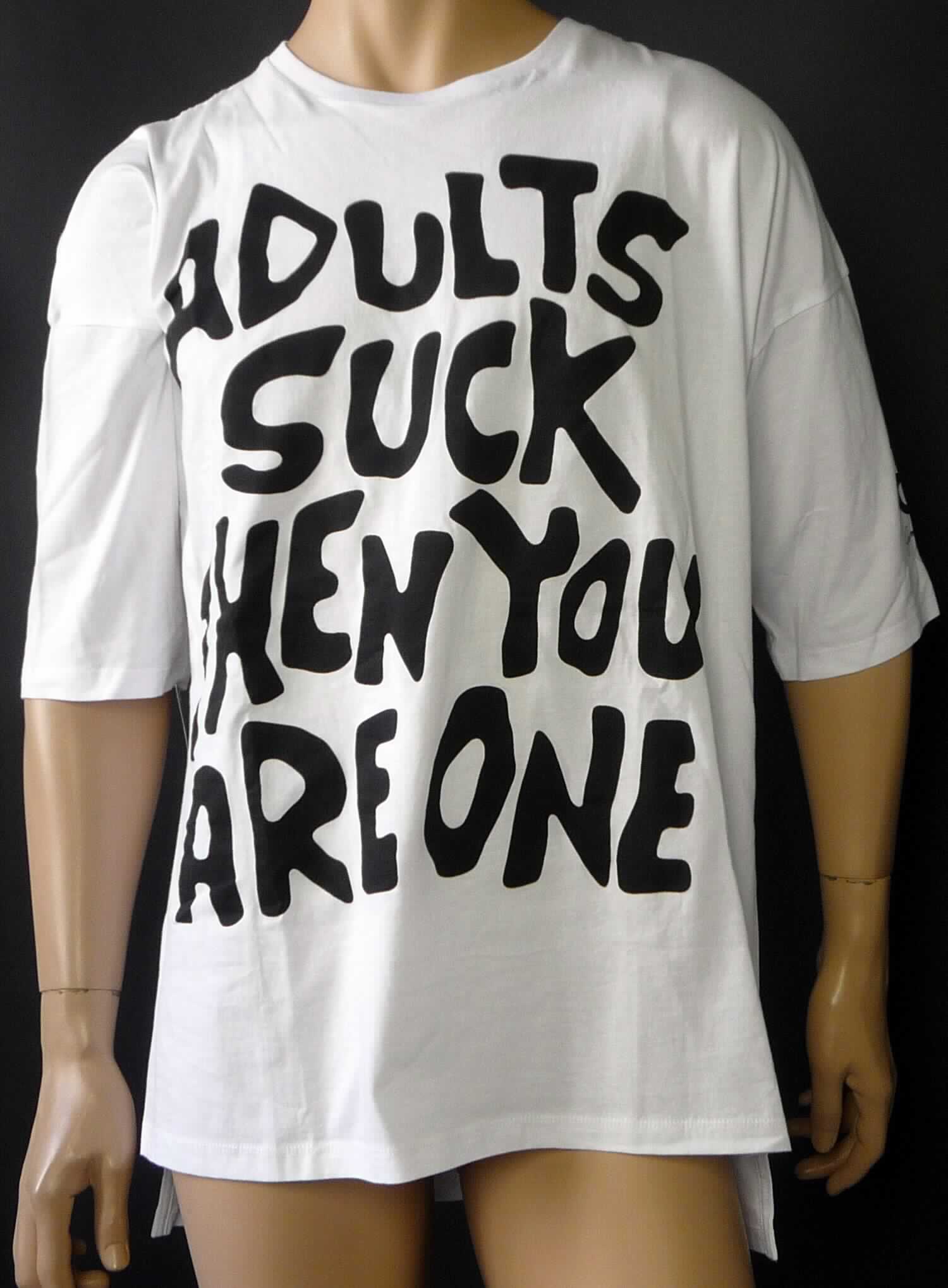 Kleid, sog. T-Shirt Jeremy Scott Men`s, Größe L, Foto siehe Anlage,
- aus ca. 0,5 mm dicken, einfarbigen Gewirken aus laut Antrag 100 % Baumwolle,
- über den Schritt reichend (Rückenlänge: ca. 82 cm), vorn ca. 7 cm kürzer gearbeitet,
- mit einem runden Ausschnitt mit gerippt gewirkter Randeinfassung,
- ohne Öffnung und ohne Verschluss,
- mit kurzen Ärmeln,
- vorn mit einem Schriftzug bedruckt,
- am unteren Rand durch Umschlagen und Festnähen gesäumt,
- kann ohne ein weiteres, den Unterkörper bedeckendes Kleidungsstück getragen werden. 

"Kleid, aus Gewirken, für Frauen, aus Baumwolle"