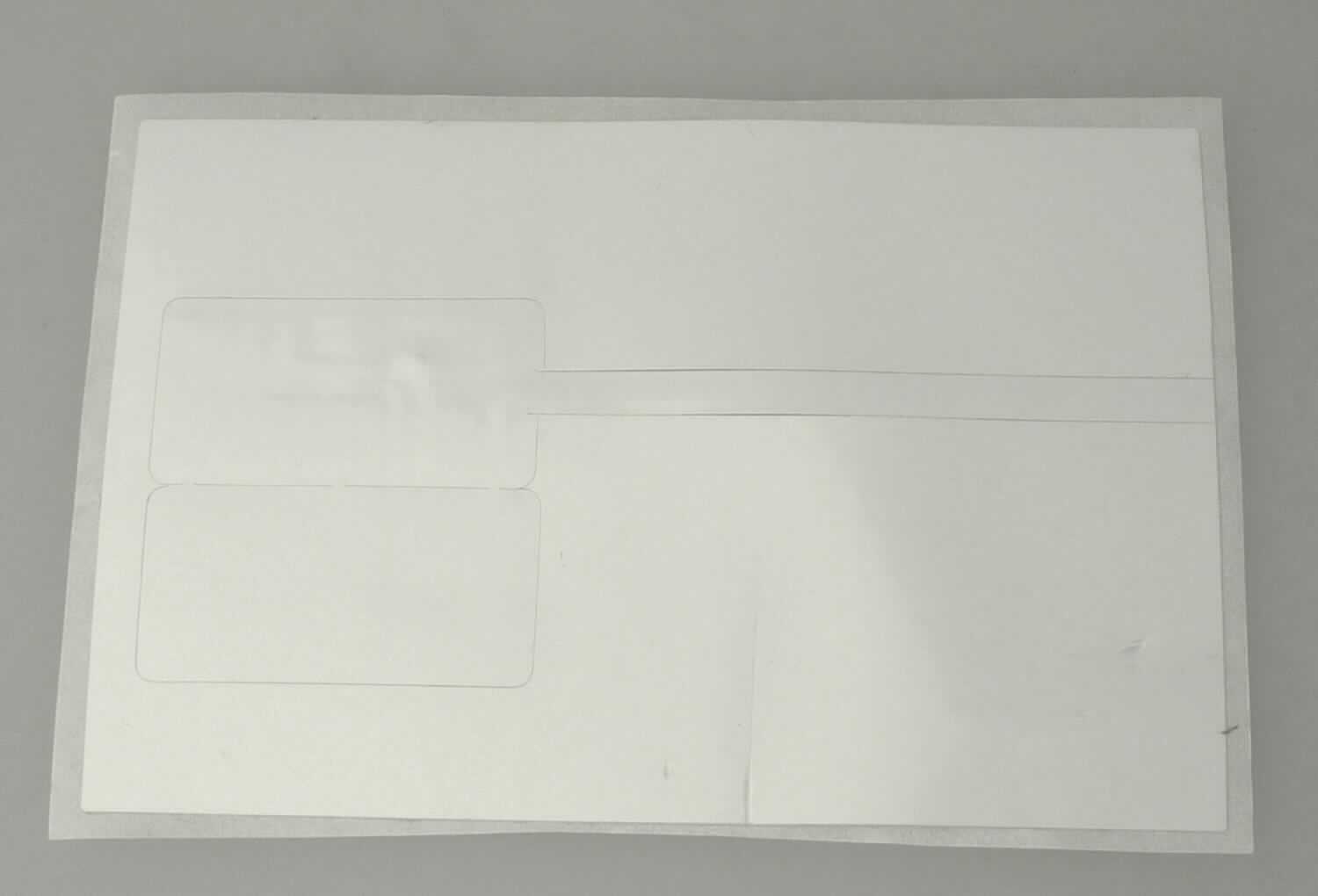 Bei dem sog. "RFID-Etikett zur kontaktlosen Objektidentifizierung" - einzeln oder als noch nicht getrenntes Endlosband - handelt es sich um ein selbstklebendes, spezifisch geformtes Etikett aus Papier oder Kunststofffolie mit einem RFID-Inlay, bestehend aus einer Antennenspule und einem Silizium-Chip (elektronisch integrierte Schaltung - RFID-Microchip), aufgebracht auf einer Papierunterlage als Transportschutz.

Das "RFID-Etikett" (91,6 x 12,5 mm) mit Aufzeichnung in Form einer Transponder-Codierung (Identifikationscode) besitzt eine Knickperforation und ist zum Auszeichnen und zur Identifikation diverser Gegenstände (z.B. Schmuck, Uhren, Brillen) bestimmt.

Techn. Daten (auszugsweise):
- UHF-Frequenzbereich 
- 860 bis 960 MHz
- EPC Class 1 Gen 2, ISO 18000-6C
- 96 bit EPC; 32 bit TID / 240 bit EPC; 64 bit TID

Das Erzeugnis ist als "Halbleiter-Aufzeichnungsträger, Intelligente Karte (smart card)" einzureihen.

Anlage: 1 Abbildung