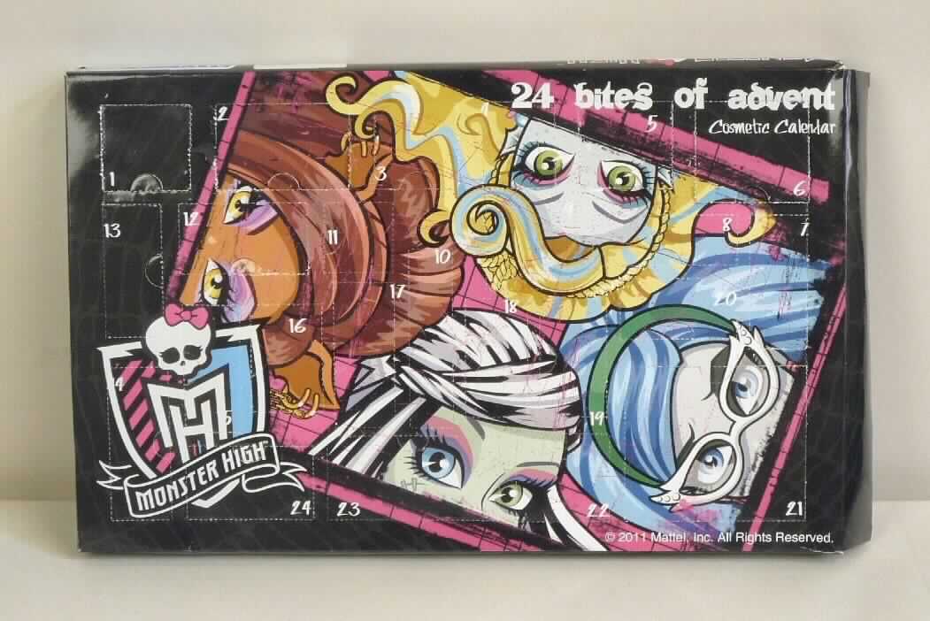 Monster High-Adventskalender; Erzeugnis zum Schminken

Bei der Ware handelt es sich um einen schwarzen Adventskalender aus Karton (Maße: ca. 48 cm x 30 cm x 4 cm) mit Monsterpuppen-Comicmotiv auf der Vorderseite. Die Ware ist für den Einzelverkauf als Kosmetik-Adventskalender für Kinder aufgemacht. In der Schachtel befindet sich ein durchsichtiges Kunststofftiefziehteil mit 24 Vertiefungen. Darin enthalten sind:

- 6 Lipgloss-Töpfchen (davon ein mit Lipgloss gefüllter Ring)
- 2 Lipgloss-Tuben
- 6 Lippenstifte
- 2 Puder-/Rougedöschen
- 3 Lidschattenkästchen
- 2 Nagellacke
- 2 Applikationspinsel
- 1 Zehenabstandshalter aus Schaumstoff
- 1 Nagelfeile
- 1 bedrucktes Sticker-Set
- 2 Ringe aus Kunststoff

Die Ware ist als Erzeugnis zum Schminken in die Position 3304 der Kombinierten Nomenklatur einzureihen.