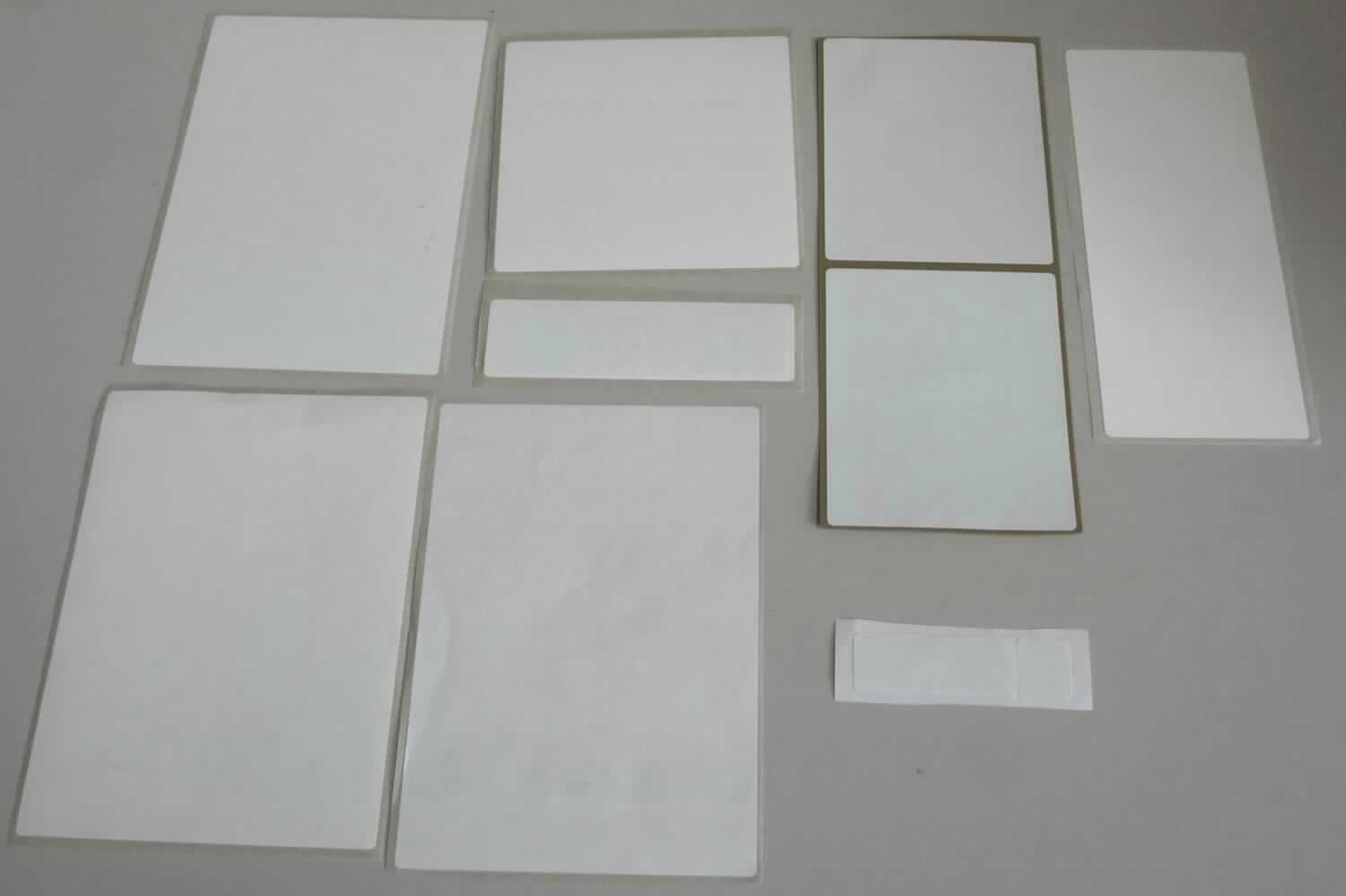Bei dem sog. "RFID - Etikett" - einzeln oder als noch nicht getrenntes Endlosband - handelt es sich ein selbstklebendes Etikett (Karte) aus Papier oder Kunststofffolie mit einem RFID-Inlay, bestehend aus einer Antennenspule und einem Chip (elektronisch integrierte Schaltung - RFID-Microchip), aufgebracht auf einer Papierunterlage als Transportschutz.

Das RFID-Etikett ist für den HF-Frequenzbereich ausgelegt und zur kontaktlosen Objektidentifizierung in diversen Bereichen bestimmt. 

Das Erzeugnis ist als "Halbleiter-Aufzeichnungsträger, Intelligente Karte (smart card)" einzureihen.

Anlage: 1 Abbildung