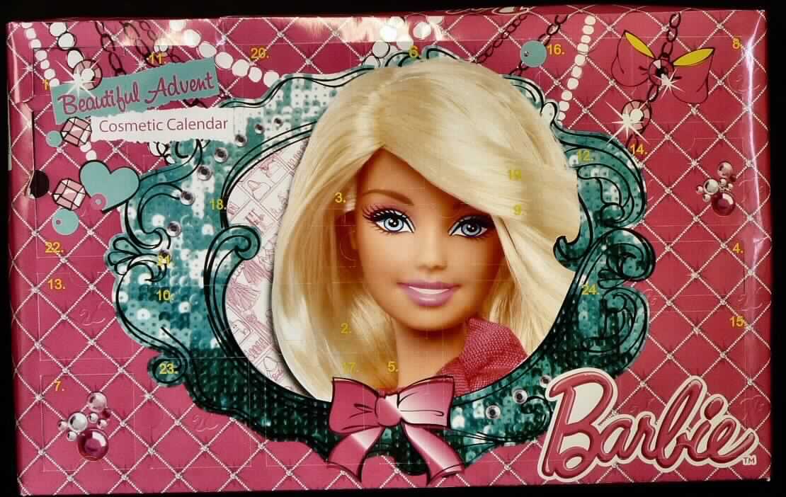 Barbie-Adventskalender; Erzeugnis zum Schminken

Bei der Ware handelt es sich um einen pinkfarbenen Adventskalender aus Karton (Maße: ca. 48 cm x 30 cm x 4 cm) mit Puppenkopfmotiv auf der Vorderseite. Die Ware ist für den Einzelverkauf als Kosmetik-Adventskalender für Kinder aufgemacht. In der Schachtel befindet sich ein durchsichtiges Kunststofftiefziehteil mit 24 Vertiefungen. Darin enthalten sind:

- 8 Lipgloss-Töpfchen (davon 2 mit Lipgloss gefüllte Ringe)
- 1 Lipgloss-Tube
- 3 Lippenstifte
- 2 Puderdöschen
- 1 Lidschattenpalette
- 1 Nagellack
- 3 Applikationspinsel
- 1 Zehenabstandshalter aus Schaumstoff
- 1 Nagelfeile
- 1 Haarspange aus Kunststoff
- 1 bedruckter Sticker
- 1 Ring aus Kunststoff

Die Ware ist als Erzeugnis zum Schminken in die Position 3304 der Kombinierten Nomenklatur einzureihen.