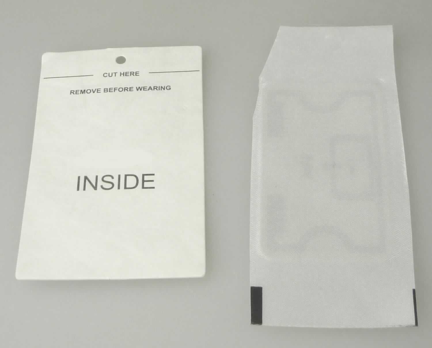 Sog. Waterproof RFID Laundry Tag, wasserfestes Wäscheetikett aus Silikon (55 x 24 mm) mit eingeklebten RFID-Inlay mit einer Antennenspule und einem Silizium-Chip. Das "Wäscheetikett" mit Aufzeichnungs-Chip (Transponder-Codierung bzw.Identifikationscode) ist für die Objektidentifizierung (Textilien) bestimmt, Frequenzbereich ca. 860 bis 960 MHz.

Das Erzeugnis ist als "Halbleiter-Aufzeichnungsträger, intelligente Karte (smart card)" einzureihen.

Anlage: 1 Abbildung