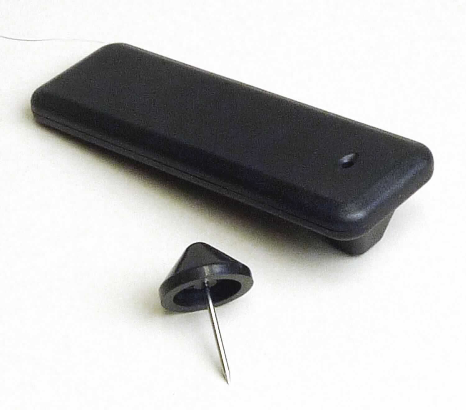 RFID Chip bestehend aus einem Kunststoffgehäuse (8 x 2,5 cm) inkl. Befestigungs-Pin mit einer eingelassenen monolithischen integrierten Schaltung (RFID-Chip) und einer Antennenspule.

Die Ware ist mit Aufzeichnung (Ident-Code) versehen und zur Verwendung als kontaktloser Überträger von Informationen in einem RFID-System bestimmt.

Das Erzeugnis wird als "Halbleiter-Aufzeichnungsträger, intelligente Karte (smart card)" eingereiht.

Anlage: 1 Abbildung