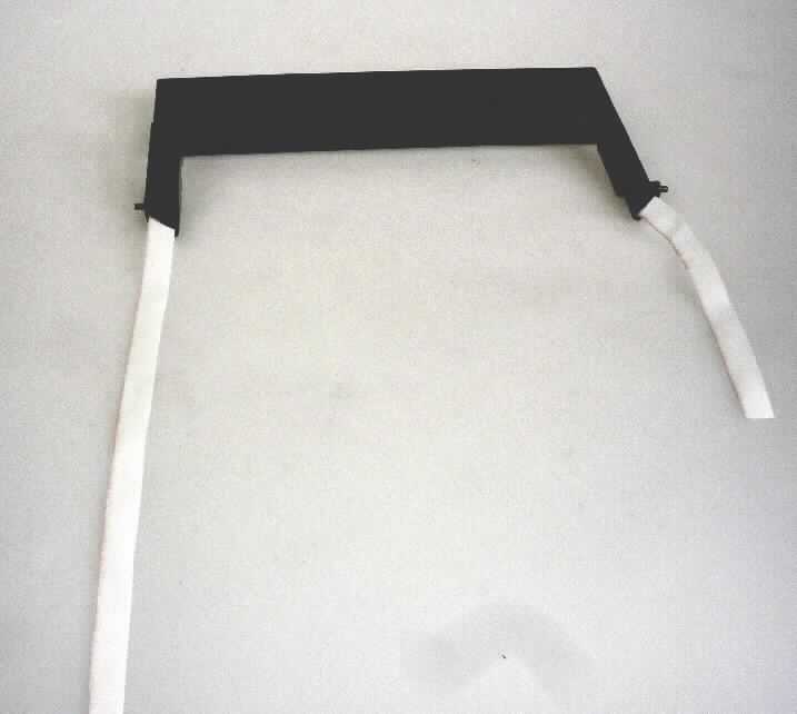 Bei der als leere Farbbandkassette bezeichneten Ware handelt es sich um ein speziell geformtes, ca.11x 21,5 x 1,2 cm großes Gehäuse aus formgepressten Kunststoffen im Sinne der Anmerkung 1 zu Kapitel 39. Der den Spulen ähnliche Materialträger wird im Handelsverkehr zur Aufnahme von Farbbändern verwendet.

Die Ware ist als "Spulen, Spindeln, Hülsen und ähnliche Warenträger" einzureihen.