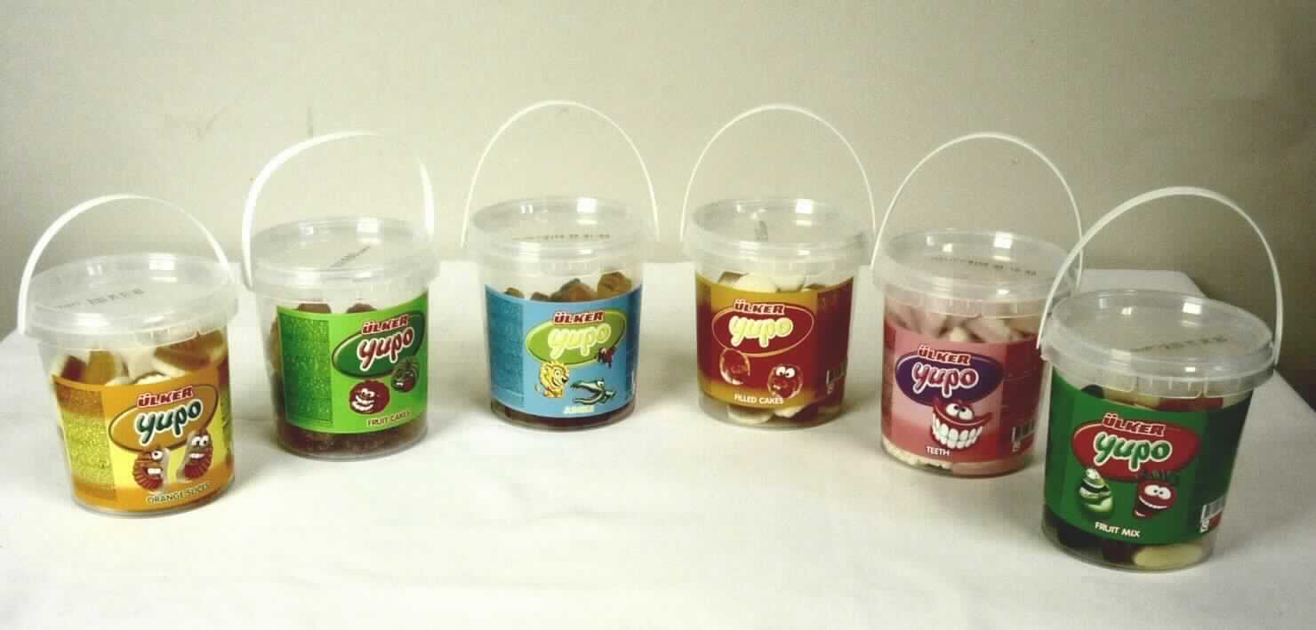 Gummibonbons, Fruchtgummiprodukte

Bei der vorgelegten Ware handelt es sich um Fruchtgummiprodukte in unterschiedlichen Farben und Formen (Früchte, Kuchen, Zähne und andere). Die Fruchtgummiprodukte sind in transparenten Kunststoffdosen mit bunten Etiketten und einem deklarierten Nettoinhalt von 250 g für den Einzelverkauf augemacht. 

Gemäß den Angaben des Antragstellers enthalten die Fruchtgummiprodukte gemäß VO (EG) Nr. 900/2008 i.V.m. VO (EU) Nr. 118/2010:
Stärke/Glucose: 25 bis weniger als 50 GHT 
Saccharose/Invertzucker/Isoglucose: 5 bis weniger als 30 GHT
Milchfett und Milchprotein sind nicht enthalten.

Es handelt sich um Gummibonbons im Sinne der Unterposition 1704 9065 der Kombinierten Nomenklatur.