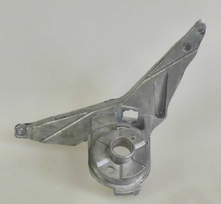 Es handelt sich um vollständig aus Aluminium gefertigte, ihrer Verwendung entsprechend spezifisch geformte Erzeugnisse, die mit diversen Aussparungen und Lochungen versehen sind.
Die Erzeugnisse werden an der Karosserie von Kraftfahrzeugen angebracht und dienen dort der Befestigung des Spiegelkopfes für den Außenspiegel.
- Antragstellerangaben -

Abbildung siehe Anlage.

Derartige Erzeugnisse gehören als "andere Beschläge aus unedlen Metallen, für Karosserien (Kraftfahrzeuge)" zum TARIC-Code 8302 3000 00.