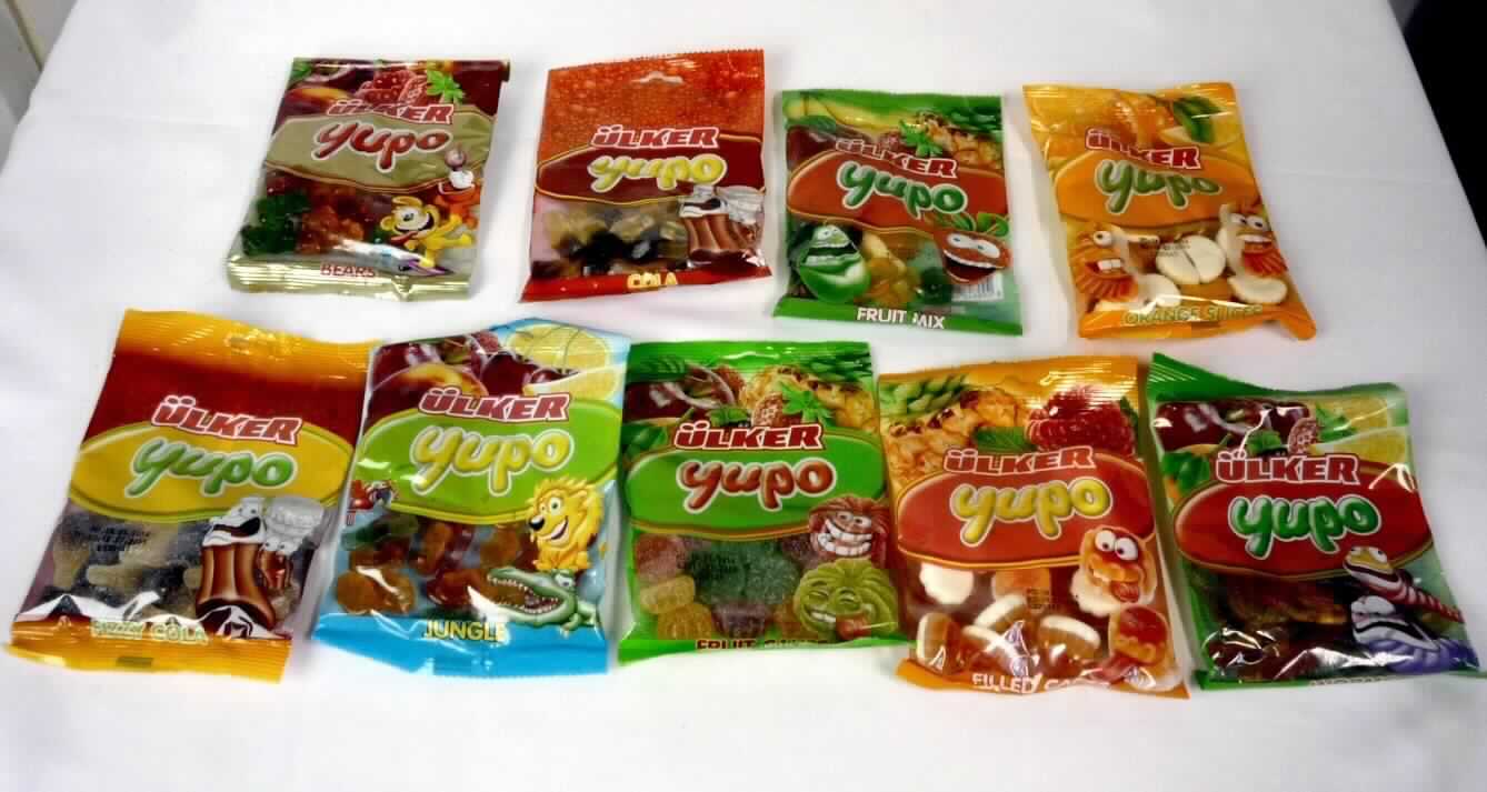 Gummibonbons, Fruchtgummiprodukte

Bei der vorgelegten Ware handelt es sich um Fruchtgummiprodukte in unterschiedlichen Farben und Formen (Früchte, Kuchen, Bären und andere). Die Fruchtgummiprodukte sind in bunt bedruckten Kunststoffbeuteln mit einem deklarierten Nettoinhalt von 80 g für den Einzelverkauf augemacht. 

Gemäß den Angaben des Antragstellers enthalten die Fruchtgummiprodukte gemäß VO (EG) Nr. 900/2008 i.V.m. VO (EU) Nr. 118/2010:
Stärke/Glucose: 25 bis weniger als 50 GHT 
Saccharose/Invertzucker/Isoglucose: 5 bis weniger als 30 GHT
Milchfett und Milchprotein sind nicht enthalten.

Es handelt sich um Gummibonbons im Sinne der Unterposition 1704 9065 der Kombinierten Nomenklatur.