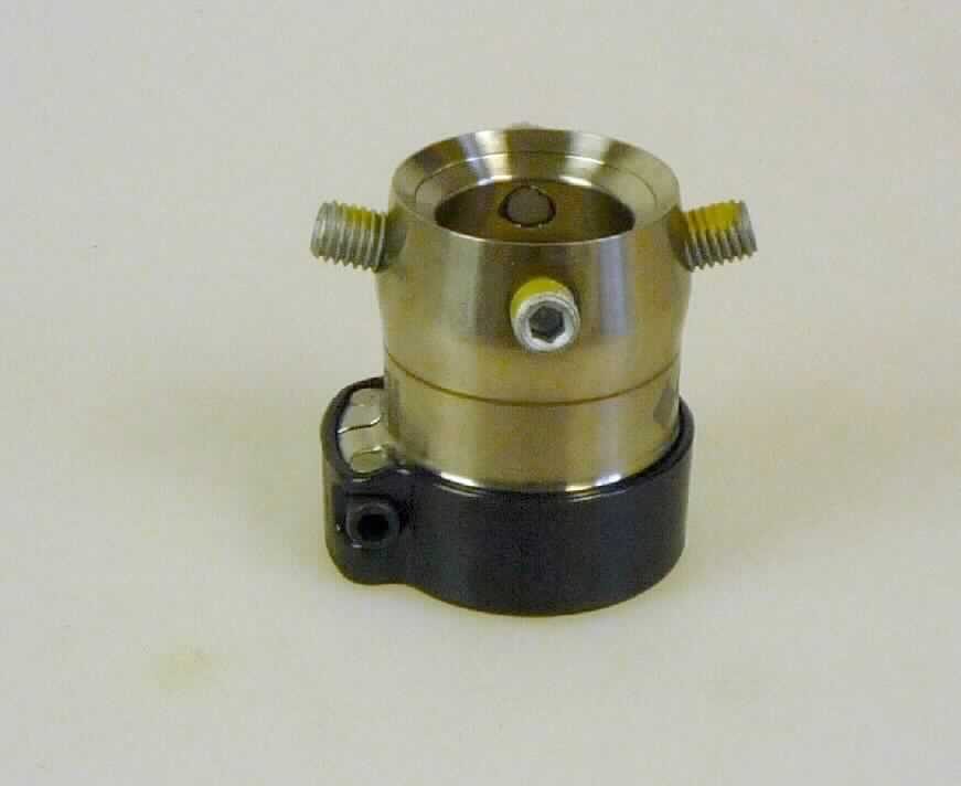 Sog. Unterschenkelfeder-Adapter PAF2124, in Form eines zylindrischen Metallhohlkörpers mit vier am oberen Rand herausragenden Schraubgewinden und einem Kunststoffring mit quer eingesetzter Schraube am unteren Rand, zur Befestigung am oberen Ende einer sog. Unterschenkelfeder (nicht Gegenstand dieser Auskunft).
Die Ware ist in einem PE-Beutel mit Pappstreifenetikett verpackt.
Zur äußeren Form siehe Abbildung in Anlage.
Die Ware wird als "Teil, erkennbar hauptsächlich bestimmt für ein künstliches Bein, für Menschen" eingereiht.