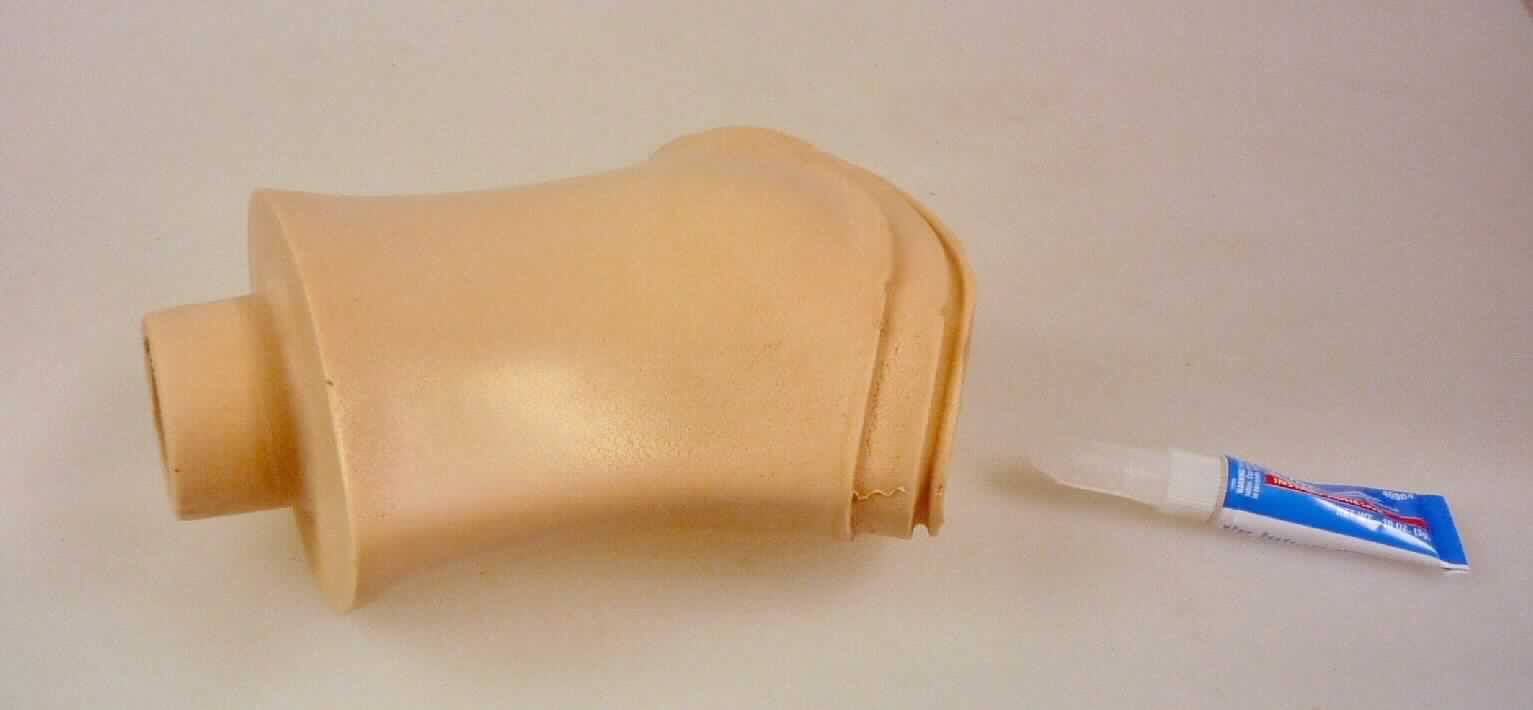 Sog. Knöchelverkleidung ACFRC2124 für einen Prothesenfuß, in Form einer Warenzusammenstellung in Aufmachung für den Einzelverkauf, bestehend aus einer anatomisch geformten Silikonhohlform mit Ansatzstutzen am oberen Ende, die charakterbestimmend ist im Hinblick auf Umfang und Verwendung, sowie aus einer Tube Cyanoacrylat-Klebstoff zur Befestigung der Knöchelverkleidung an einer Fußverkleidung (nicht Gegenstand dieser Auskunft) im Rahmen der kosmetischen Endverarbeitung bei der Prothesenfertigstellung.
Die Bestandteile sind gemeinsam in einem PE-Beutel mit Pappetikett verpackt.
Zur äußeren Form siehe Abbildung in Anlage.
Die Ware wird als "Teil, erkennbar hauptsächlich bestimmt für einen künstlichen Fuß, für Menschen" eingereiht.