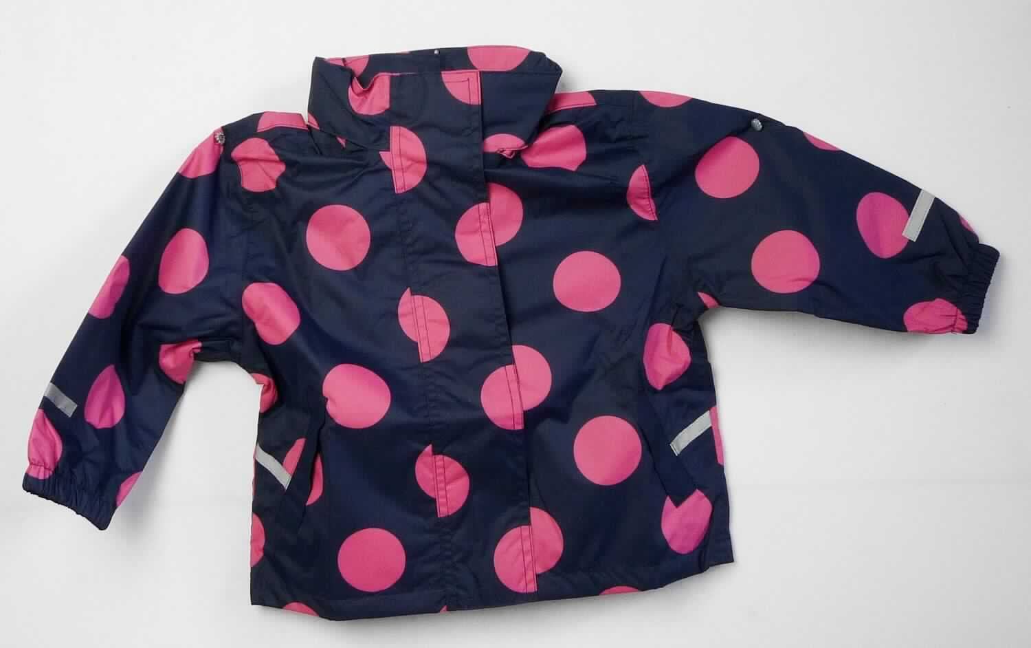 Anorakähnliches Kleidungsstück, sog. Kleinkinder Regenjacke, Art. 288225, Größe 86, Foto siehe Anlage,
- gemeinsam mit einem Aufbewahrungsbeutel in einem Polybeutel mit bedrucktem Pappeinleger verpackt; der 
  Aufbewahrungsbeutel ist geringwertig und im Hinblick auf die Verwendung als unbedeutend zu betrachten, er 
  ändert das Wesen der Hauptware nicht und ist deshalb wie diese einzureihen,
- aus ca. 0,1 mm dicken, bedruckten Geweben aus laut Antrag 100 % Polyester (synthetische Chemiefasern); die
  Gewebe sollen laut Antrag einseitig mit Kunststoff bestrichen sein, ein Bestreichen mit Kunststoff ist jedoch mit
  dem bloßen Auge nicht wahrnehmbar (keine Meterware der Position 5903),
- über den Schritt reichend (Rückenlänge: ca. 39 cm), 
- mit einem schmalen Stehkragen und einer Kapuze, 
- vorn mit einer durchgehenden Öffnung mit einem bis in die Kragenspitzen reichenden Reißverschluss und Patte
  mit Klettverschluss von rechts über links,
- mit langen Ärmeln, an den Ärmelenden elastisch verengt,
- mit zwei eingesetzten, offenen Taschen mit Patte unterhalb der Taille,
- an den Ärmeln und am unteren Rand mit schmalen, reflektierenden Streifen versehen,
- am unteren Rand durch Umschlagen und Festnähen gesäumt,
- ist für Kleinkinder mit einer Körpergröße von bis zu 86 cm bestimmt.

"Kleidung für Kleinkinder, aus Geweben, aus synthetischen Chemiefasern"