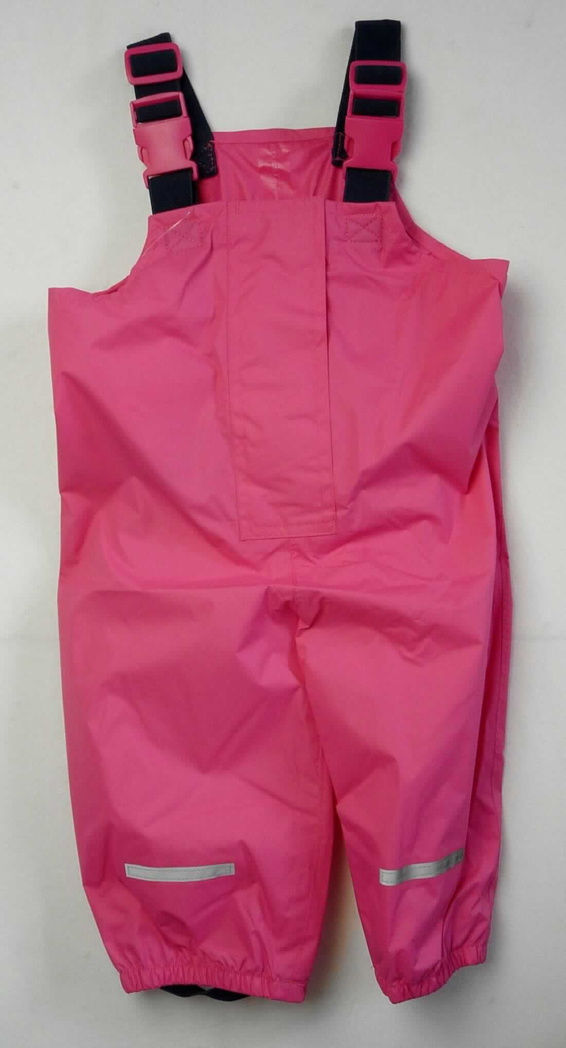 Kleidung für Kleinkinder, sog. Kleinkinder Regenhose für Mädchen und Jungen, Größe 80, Foto siehe Anlage,
- in einem Polybeutel mit bedrucktem Pappeinleger verpackt,
- aus ca. 0,1 mm dicken, einfarbigen Geweben aus laut Antrag 100% Polyester (synthetische Chemiefasern);
  die Gewebe sollen laut Antrag einseitig mit Kunststoff bestrichen sein, ein Bestreichen mit Kunststoff ist 
  jedoch mit dem bloßen Auge nicht wahrnehmbar (keine Meterware der Position 5903),
- mit einem Vorder- und Rückenlatz und daran angenähten, längenverstellbaren, elastischen Trägern aus Geweben,
  mit Verschlussschnallen aus Kunststoff,
- vorn mit einer bis zum Schritt reichenden Öffnung mit Reißverschluss und Patte mit Klettverschluss von rechts
  über links,
- hinten in Taillenhöhe elastisch verengt,
- mit knöchellangen, elastisch verengten Hosenbeinen; mit aufgenähten, reflektierenden Streifen und an den 
  Abschlüssen mit innen angenähtem, elastischem Steg ausgestattet.
- ist für Kleinkinder mit einer Körpergröße von bis zu 86 cm bestimmt.

"Kleidung, für Kleinkinder, aus Geweben, aus synthetischen Chemiefasern"
