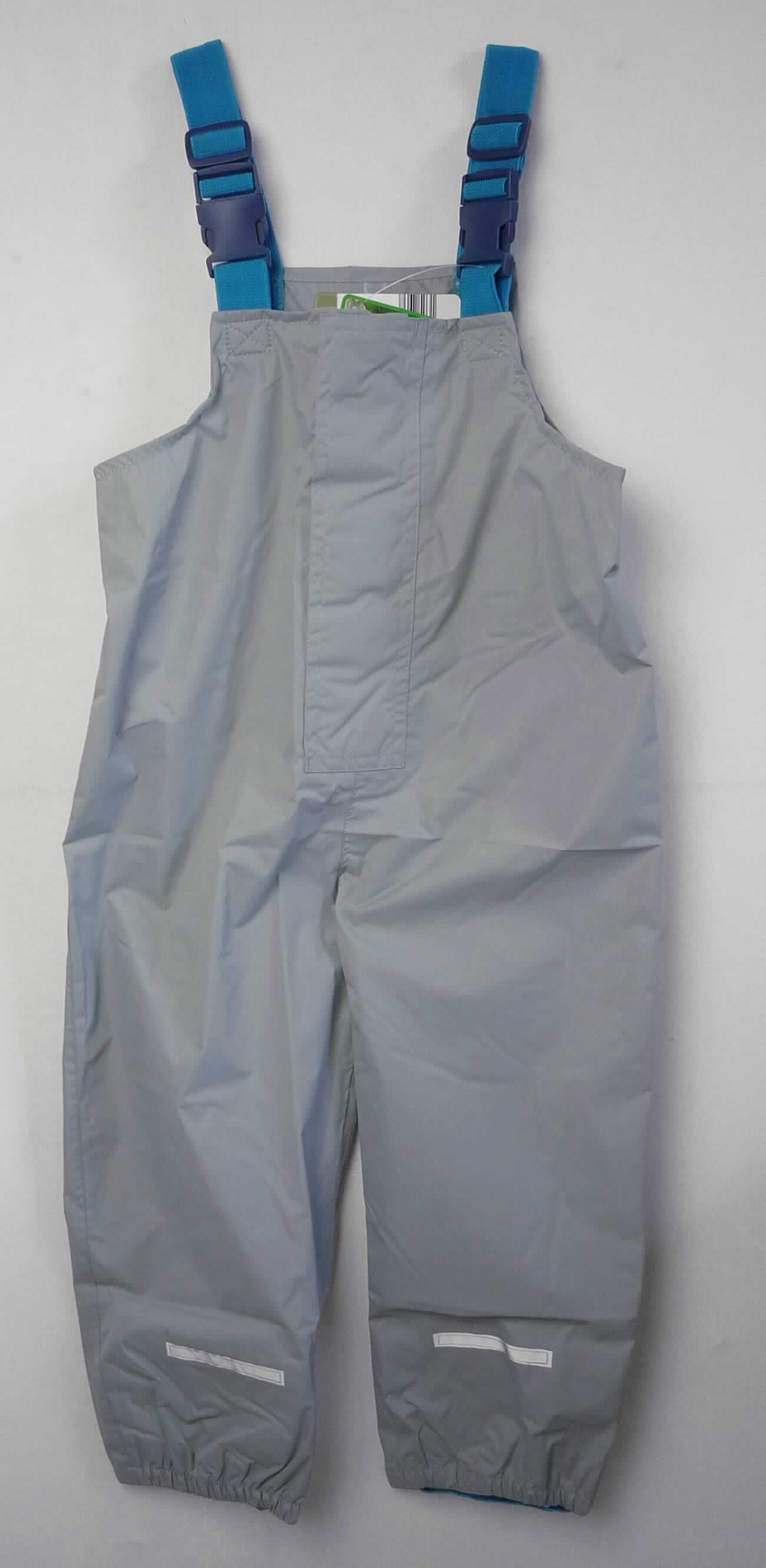 Latzhose, sog. Kleinkinder Regenhose für Jungen, Größe 104, Foto siehe Anlage,
- in einem Polybeutel mit bedrucktem Pappeinleger verpackt,
- aus ca. 0,1 mm dicken, einfarbigen Geweben aus laut Antrag 100 % Polyester (synthetische Chemiefasern); 
  die Gewebe sollen laut Antrag einseitig mit Kunststoff bestrichen sein, ein Bestreichen mit Kunststoff ist 
  jedoch mit dem bloßen Auge nicht wahrnehmbar (keine Meterware der Position 5903),
- mit einem Vorder- und Rückenlatz und daran angenähten, längenverstellbaren, elastischen Trägern aus Geweben,
  mit Verschlussschnallen aus Kunststoff,
- vorn mit einer bis zum Schritt reichenden Öffnung mit Reißverschluss und Patte mit Klettverschluss von links 
  über rechts (Knabenkleidung),
- hinten in Taillenhöhe elastisch verengt,
- mit knöchellangen, elastisch verengten Hosenbeinen; mit aufgenähten, reflektierenden Streifen und an den
  Abschlüssen mit innen angenähtem, elastischem Steg ausgestattet,
- keine Arbeits- und Berufskleidung,
- ist nicht für Kleinkinder bis zu einer Körpergröße von 86 cm bestimmt.

"Latzhose, aus Geweben, für Knaben, aus synthetischen Chemiefasern, keine Arbeits- und Berufskleidung"