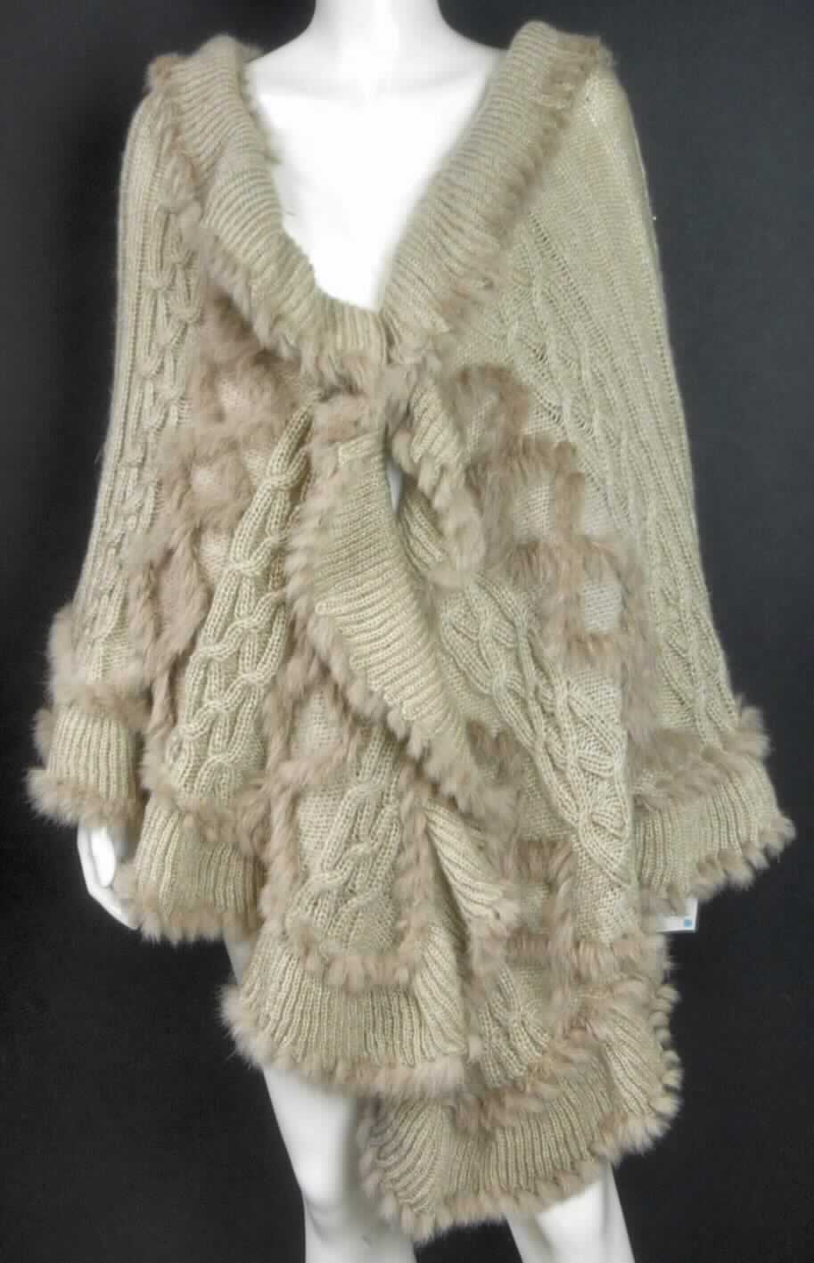Kleidung aus Pelzfellen, sog. Damenweste, Modell: Janita, Art.Nr. 42770, Foto siehe Anlage, 
- aus verschiedenen Stoffen zusammengesetzte Ware, bestehend aus: 
- - zugerichteten Pelzfellen von Kaninchen (lt. Antrag)  in Form eines Besatzes entlang des gesamten Randes der
    Weste und mehreren Streifen, die auf der Vorderseite das Gewirke durchwirken (geht weit über einen 
    einfachen Besatz hinaus), 
- - Gewirken aus Wolle, 
- langärmeliges Kleidungsstück (in der Art eines Ponchos), mit einem V-förmigen Ausschnitt, mit Kragen, 
- vorne mit einer durchgehenden Öffnung mit Hakenverschluss.

"Kleidung (Weste), aus Pelzfellen von Hasen oder Kaninchen"