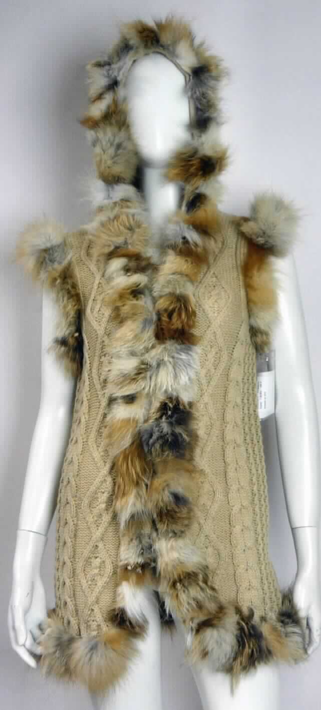 Kleidung aus Pelzfellen, sog. Damenweste , Modell: Jolie, Art.Nr. 42772, Foto siehe Anlage, 
- aus verschiedenen Stoffen zusammengesetzte Ware, bestehend aus: 
- - zugerichteten Pelzfellen von Füchsen (lt. Antrag) in Form eines Besatzes (geht weit über einen einfachen Besatz
    hinaus) am unteren Rand, der Vorderseite, den Ärmelausschnitten und der Kapuze,
- - Gewirken aus Wolle in Form einer Weste, 
- ärmelloses Kleidungsstück, mit einem V-förmigen Ausschnitt und einer Kapuze, 
- vorne mit einer durchgehenden Öffnung mit einem Hakenverschluss.

"Kleidung (Weste), aus Pelzfellen von Füchsen"