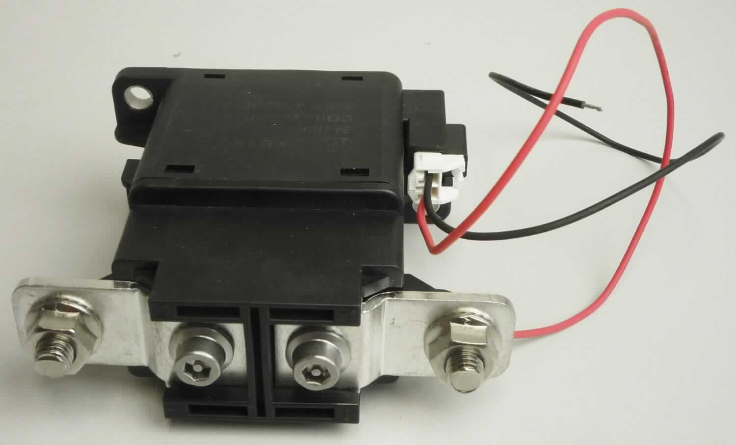 Sog. High Voltage Direct Current Relay, 
- im Wesentlichen bestehend aus zwei Spulen sowie einer mit verschiedenen Bauelementen bestückte Leiterplatte zur Ansteuerung des Relais, in zwei miteinander verbundenen Gehäusen, mit mehreren Anschlüssen und Montagevorrichtung,
- mit einer Spulenspannung von 24 V und einem Laststrom von 200 A,
- zum elektromagnetischen Schalten.

Die Ware wird als "elektrisches Gerät zum Schließen und  Unterbrechen von elektrischen Stromkreisen, Relais, für eine Spannung von 60 V oder weniger, für eine Stromstärke von mehr als 2 A, nicht für bestimmte Luftfahrzeuge, keine Ware des TARIC-Codes 8536 4190 40 0 oder 8536 4190 50" eingereiht.

Anlage: 1 Abbildung