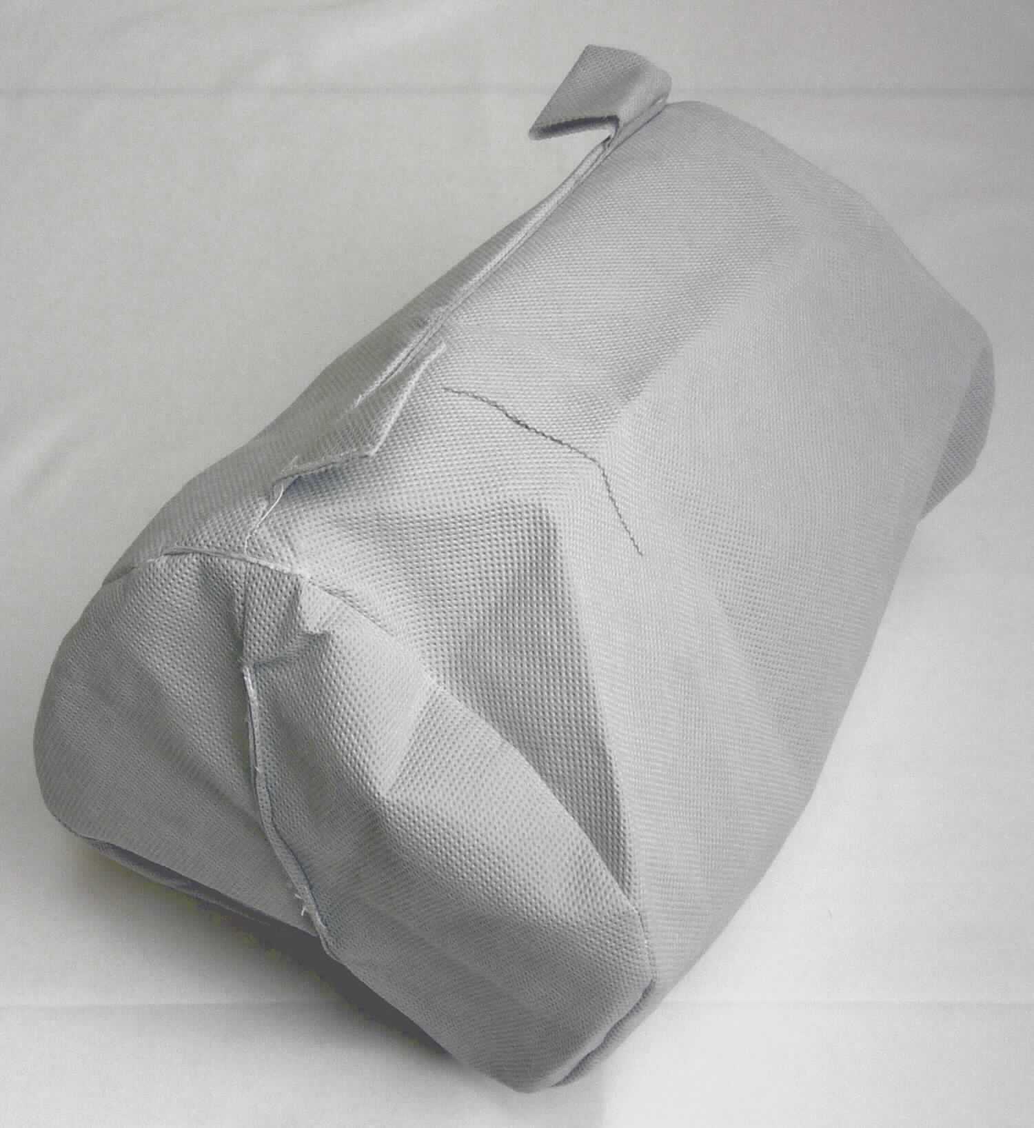 Beutel zu Verpackungszwecken, sog. Aufbewahrungs-/Transporthülle, Foto siehe Anlage,
- annähernd zylinderförmig, mit einem Durchmesser der Grundfläche von ca. 20 cm und einer Höhe von ca. 27 cm,
- aus einfarbigen, thermisch verfestigten Vliesstoffen aus laut Antrag 100 % Polypropylen (synthetischer Spinnstoff),
- seitlich mit zwei Schlaufen versehen, die dem Einstecken eines PET-Rohres ("Entnahmehilfe"; nicht Gegenstand 
  dieser vZTA) dienen,
- auf der Oberseite mit einer laut Antrag 2,5 cm langen Öffnung mit innenliegendem "Einfüllstutzen" aus Geweben,
- durch Zusammennähen konfektioniert,
- wird laut Antrag mit Polystyrolkügelchen befüllt, mit dem PET-Rohr zum Entnehmen des Füllmaterials ausgestattet 
  und als "Nachfüllpack" für z. B. Kissenfüllungen verkauft; dient somit zum Verpacken von Waren zum Verkauf,
- stellt sich nicht als Behältnis der Position 4202 dar, da weder namentlich im Positionswortlaut genannt noch 
  einem der dort genannten Behältnisse ähnlich.

"Beutel zu Verpackungszwecken, aus synthetischen Spinnstoffen, kein flexibler Schüttgutbehälter, aus Vliesstoffen"
