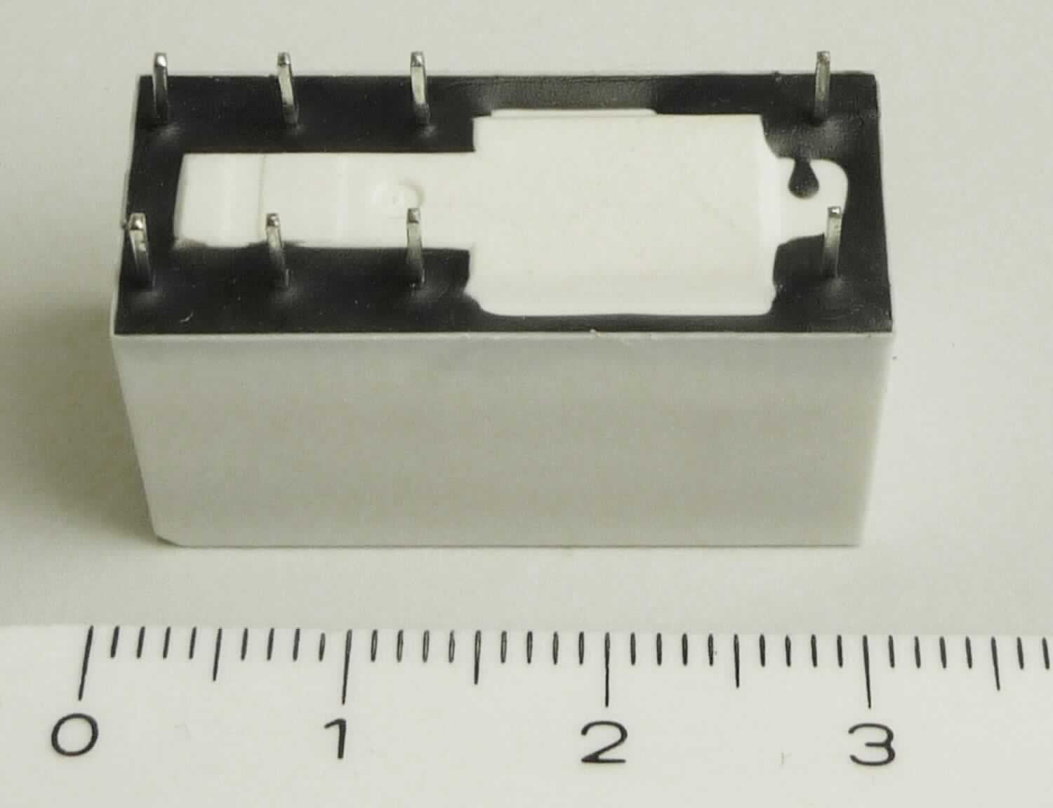 Sog. Miniature High Power Relay, 
- in einem Kunststoffgehäuse mit einer Spule, LED-Anzeige und mehreren Anschlüssen,
- mit einer Spulenspannung von 230 V und einer Stromstärke von 16 A, 
- zum elektromagnetischen Schalten in verschiedensten Geräten.

Die Ware ist als "elektrisches Gerät zum Schließen und Unterbrechen von elektrischen Stromkreisen (Relais), für eine Spannung von mehr als 60 V, nicht für bestimmte Luftfahrzeuge, keine Ware der TARIC-Codes 8536 4900 30 bis 8536 4900 91" einzureihen.

Anlage: 1 Abbildung