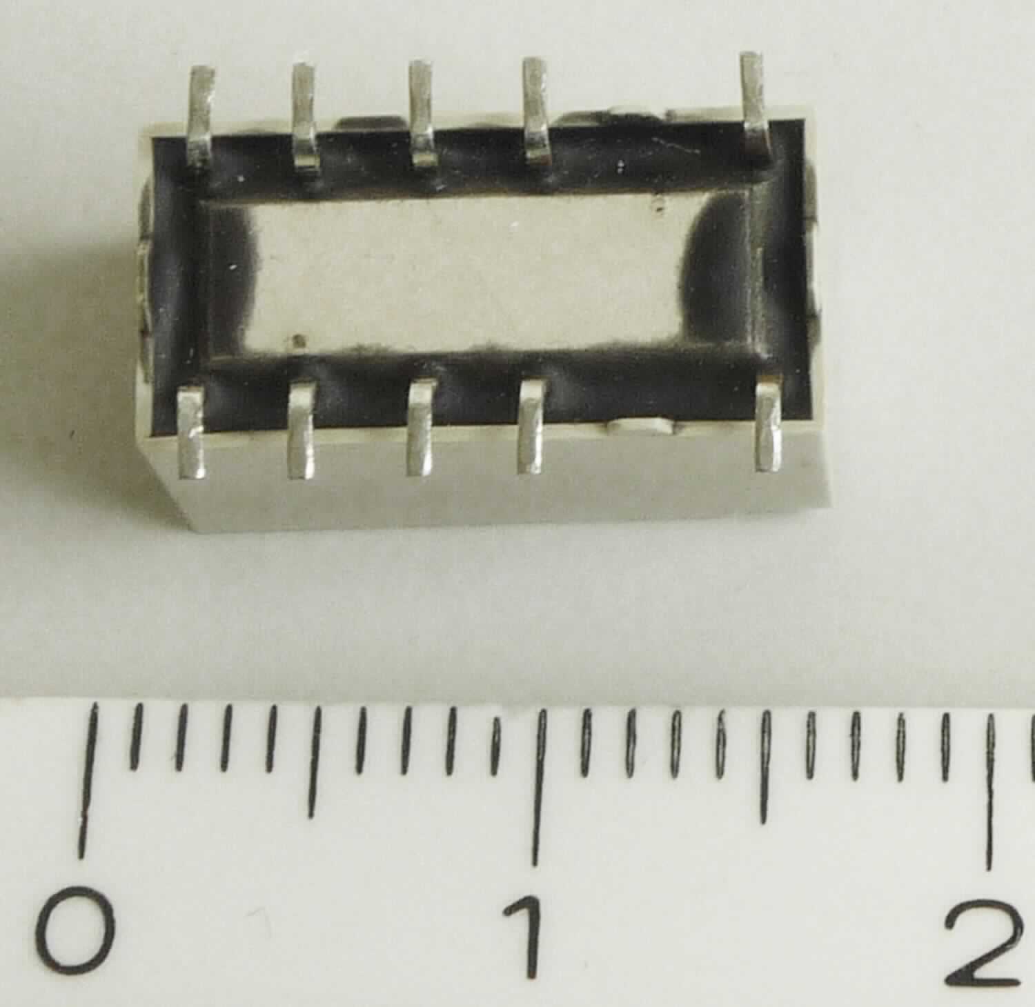 Sog. Subminiature Signal Relay, 
- in einem Kunststoffgehäuse mit einer Spule und mehreren Anschlüssen,
- mit einer Spulenspannung von 4,5 V und einer Stromstärke von 2 A, 
- zum elektromagnetischen Schalten.

Die Ware ist als "elektrisches Gerät zum Schließen und Unterbrechen von elektrischen Stromkreisen (Relais), für eine Spannung von 60 V oder weniger, für eine Stromstärke von 2 A oder weniger, nicht für bestimmte Luftfahrzeuge, kein photoelektrisches Relais" einzureihen.

Anlage: 1 Abbildung