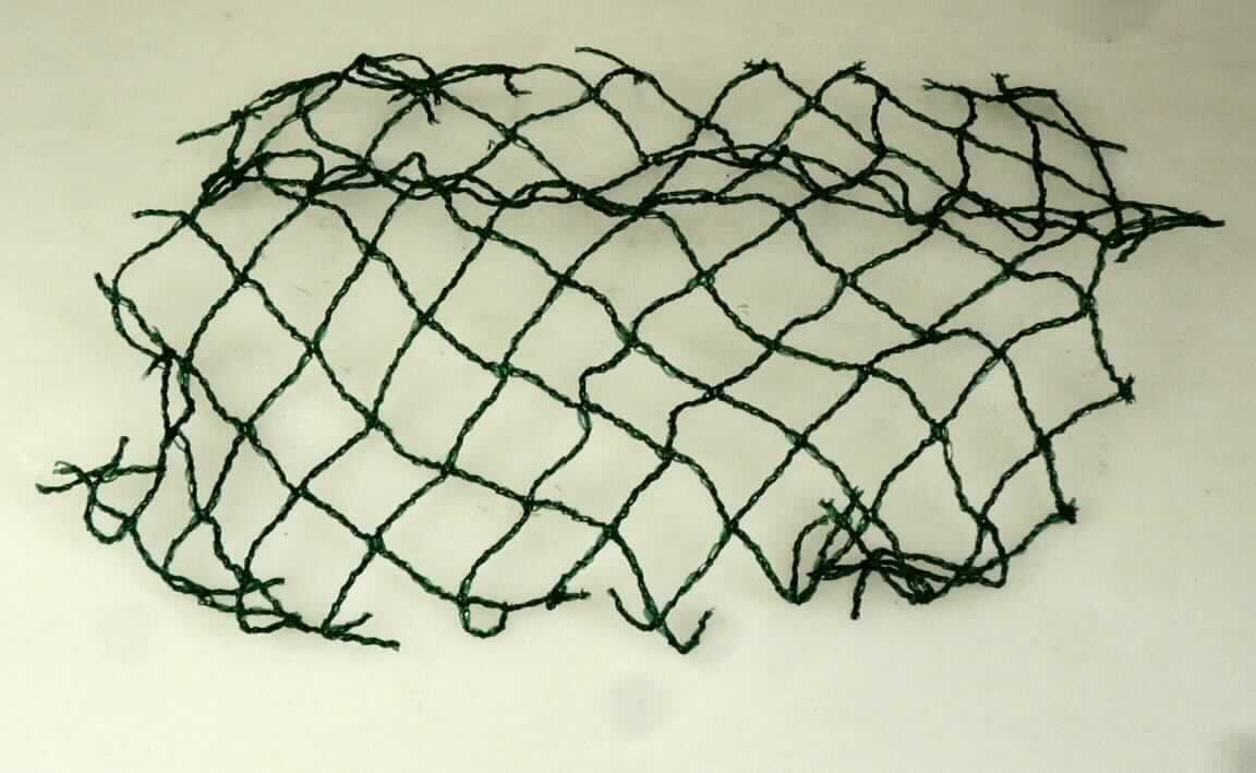 Kettengewirke, sog. Vogelschutznetz, Foto siehe Anlage,
- laut Antrag als Meterware auf Rollen; mit einer Breite von 2 m,
- aus ca. 1 mm breiten, gefärbten Streifen aus synthetischer Spinnmasse (laut Antrag: Polyethylen), 
- ohne Flor- oder Schlingenoberfläche,
- keine Elastomergarne oder Kautschukfäden enthaltend,
- netzartig durchbrochen; weder geknüpft noch konfektioniert (somit keine Ware der Position 5608).

"Kettengewirke, anderes als solche der Positionen 6001 bis 6004, aus Streifen aus synthetischer Spinnmasse"