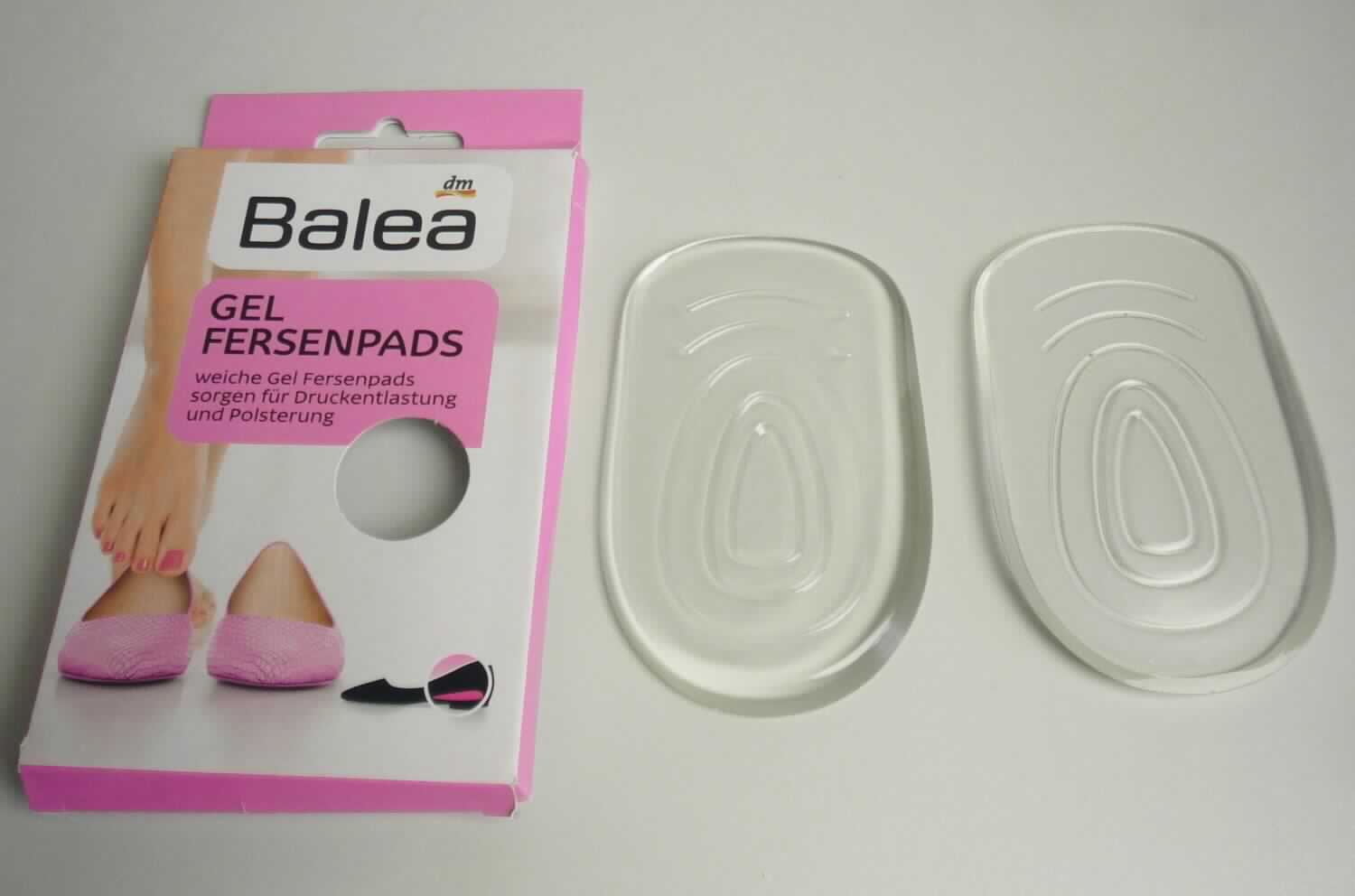 Herausnehmbares Zubehör (lt. Antrag: "Gel-Fersenpads", Foto siehe Anlage)
- annähernd ovales, selbsthaftendes Kunststofferzeugnis,
- zum Einsetzen in den Fersenbereich von Schuhen, um Druckstellen zu vermindern,
- herausnehmbar,
- nicht handgearbeitet

"Herausnehmbares Zubehör für Schuhe (Fersenschutz), nicht handgearbeitet"