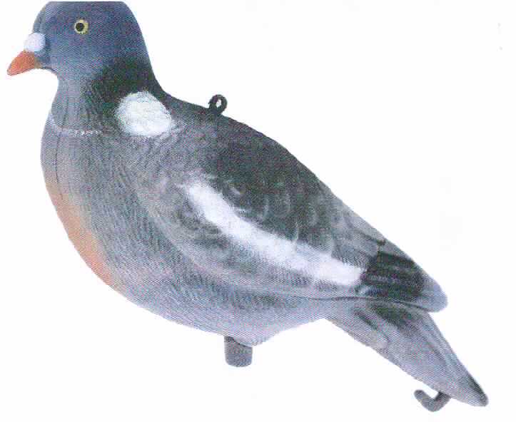 Es handelt sich um eine lebensgroße Tierattrappe, in Form einer ca. 33 cm großen, detailgetreuen Nachbildung einer stehenden Krähe aus Kunststoff, welche mit abnehmbaren Krähenfüßen auf einer Grundplatte sowie diversen Öffnungen (z. T. mit einem Kunststoffstab mit Haken bestückt) versehen ist. 

Die Ware dient als Lockvogel, um wildlebende Tiere zu Jagdzwecken anzulocken.

Die Ware ist als "Lockgerät" einzureihen.