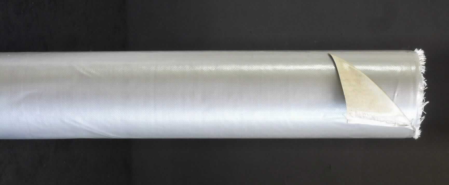 Kautschutiertes Gewebe, sog. Klebeband mit einem PE beschichteten Trägermaterial, Foto siehe Anlage,
- als Meterware auf Rollen,
- mit einer Breite von lt. Antrag 125 cm (somit keine Ware der Unterposition 5906 10),
- mit einem Quadratmetergewicht von augenscheinlich unter 1500 Gramm (ohne Unterlage),
- aus einem undichten, weißen Gewebe, mit bloßem Auge wahrnehmbar mit Kunststoff (lt. Antrag: Polyethylen) 
  überzogen,
- auf der Unterseite mit einer Schicht mit Klebefunktion (lt. Antrag aus Kautschuk) versehen, 
- die Kautschuklage verleiht der Ware insbesondere im Hinblick auf die Bedeutung in Bezug auf die Verwendung
  ihren wesentlichen Charakter.

"Kautschutiertes Gewebe, anderes als solche der Position 5902, Klebeband, mit einer Breite von mehr als 20 cm, 
 aus Geweben, anderes als in der Unterposition 5906 9910 00 bis 5906 9990 10 genannte"