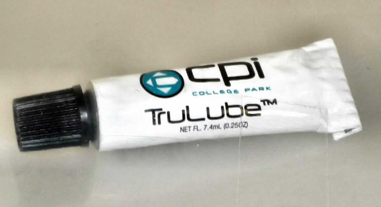 Angaben:
TruLube Spezialfett zum Schmieren von Lagern und Puffer von Prothesen auf der Basis von über 85% Mineralöl (hydrotreated heavy paraffinic) mit Verdickungsmittel, Rost- und Oxidationsinhibitoren.

Feststellungen:
Weiße Metalltube u.a. mit der Aufschrift "TruLube", mit einer grünen Paste gefüllt, Nenninhalt 7,4 ml.

Befund:
Zubereitungen mit einem Gehalt an Erdöl oder Öl aus bituminösen Mineralien von 70 GHT oder mehr, in denen diese Öle der Grundbestandteil sind; Schmieröle und andere Öle.