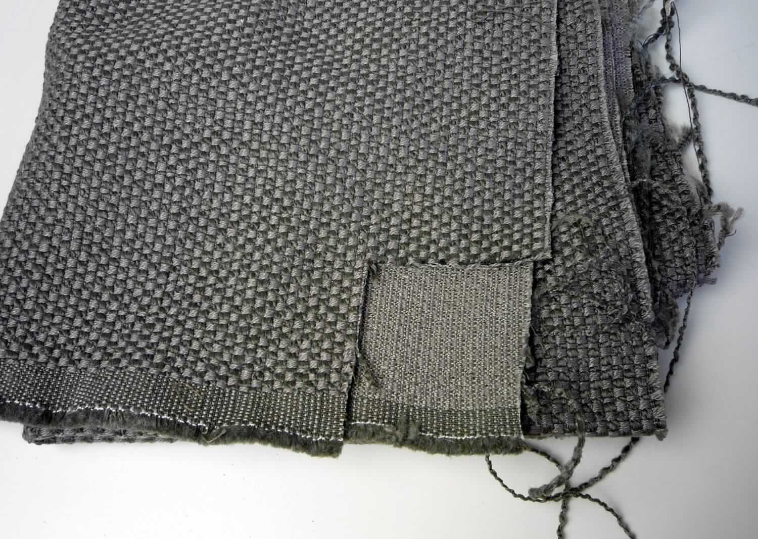 Gewebe, sog. Möbelbezugsstoff, Foto siehe Anlage,
- als Meterware; laut Antrag mit einer Breite von 143 cm,
- laut Untersuchungsergebnis:
-- aus einem buntgewebten Gewebe in Musterbindung,
--- aus dünnen Kettgarnen aus synthetischen Filamenten (lt. Antrag: Polyester),
--- aus dicken Kettgarnen und dünnen Schussgarnen aus Polyester-Spinnfasern (synthetische Spinnfasern),
--- aus dicken Schussgarnen (Effektgarne), bestehend aus zwei dünnen Garnen aus Polyesterfilamenten und 
    einem dicken Garn aus Polyester- und Polyacryl-Spinnfasern (synthetische Spinnfasern),
--- mit einem Gesamtanteil an:
---- Polyester-Filamenten (synthetische Filamente) von ca. 17 GHT,
---- Polyester-Spinnfasern (synthetische Spinnfasern) von ca. 78 GHT,
---- Polyacryl-Spinnfasern (synthetische Spinnfasern) von ca. 5 GHT.

"Gewebe aus synthetischen Spinnfasern, anderes als in den Positionen 5512 bis 5514 genannte, aus Polyester-
 Spinnfasern, ausschließlich mit synthetischen Filamenten gemischt, buntgewebt"