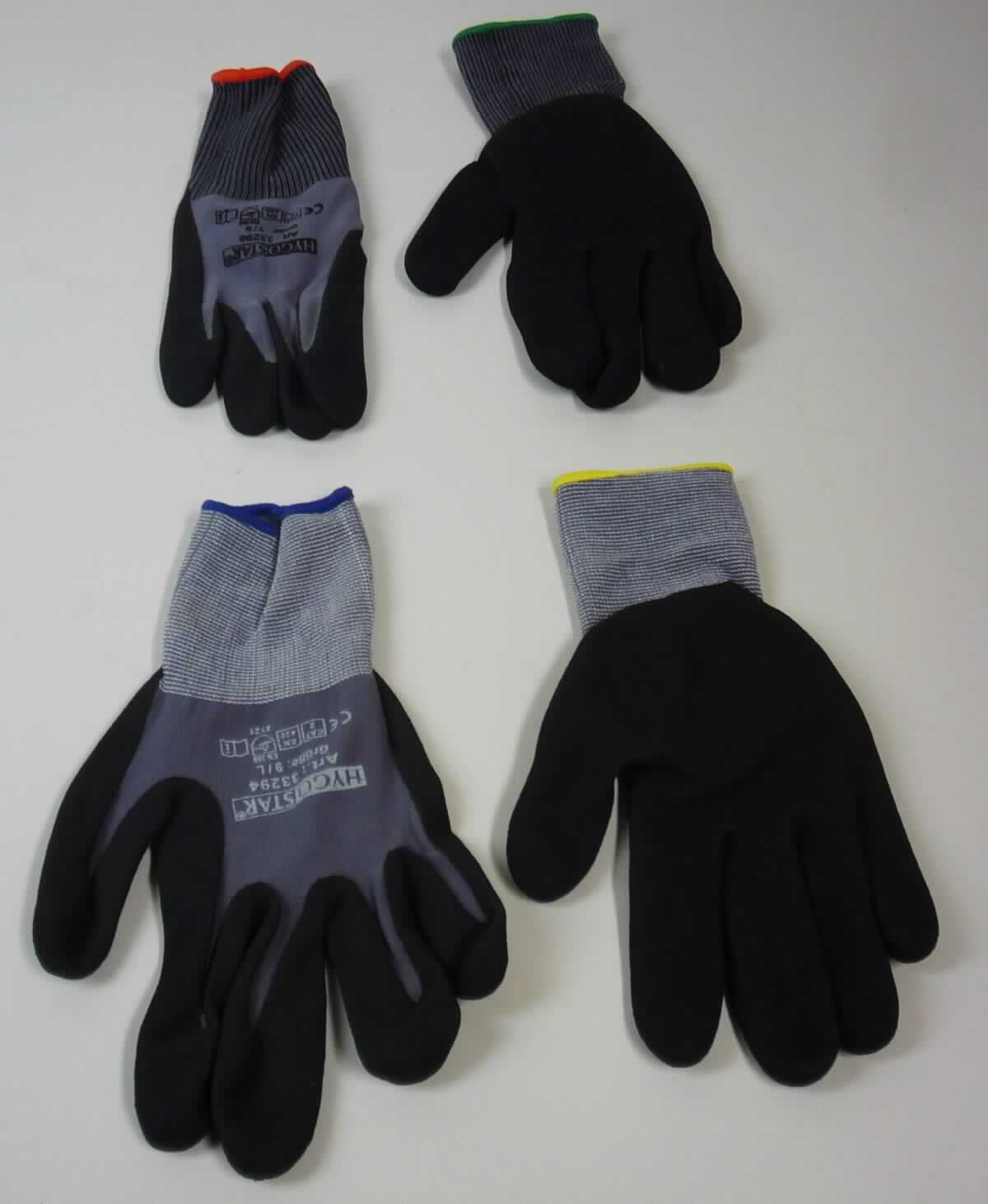 Fingerhandschuhe, sog. Stretch-Strick-Handschuh ERGO FLEX, in den Größen 7/S, 8/M, 9/L und 10/XL, 
Foto siehe Anlage,
- als Fünffingerhandschuhe gearbeitet,
- aus buntgewirkten Gewirken aus synthetischen Chemiefasern,
- nachträglich mit Ausnahme des größten Teils der Stulpe, des Handrückens und Teilen der Fingerrückseiten
  einseitig (Außenseite) im Tauchverfahren mit einer Kautschuk-Kunststoff-Mischung (laut Antrag: 97 % Nitril, 
  3 % Polyurethan; keine Zellstruktur erkennbar) überzogen; insbesondere im Hinblick auf die Menge bestimmt 
  der Kautschuk gegenüber dem Kunststoff den Charakter des Überzugs,
- im Bereich des Handrückens bedruckt,
- mit einer elastischen Stulpe,
- am unteren Rand durch eine kontrastfarbene Überwendlichnaht gesäumt.

"Fingerhandschuhe, aus Gewirken, mit Kautschuk überzogen"