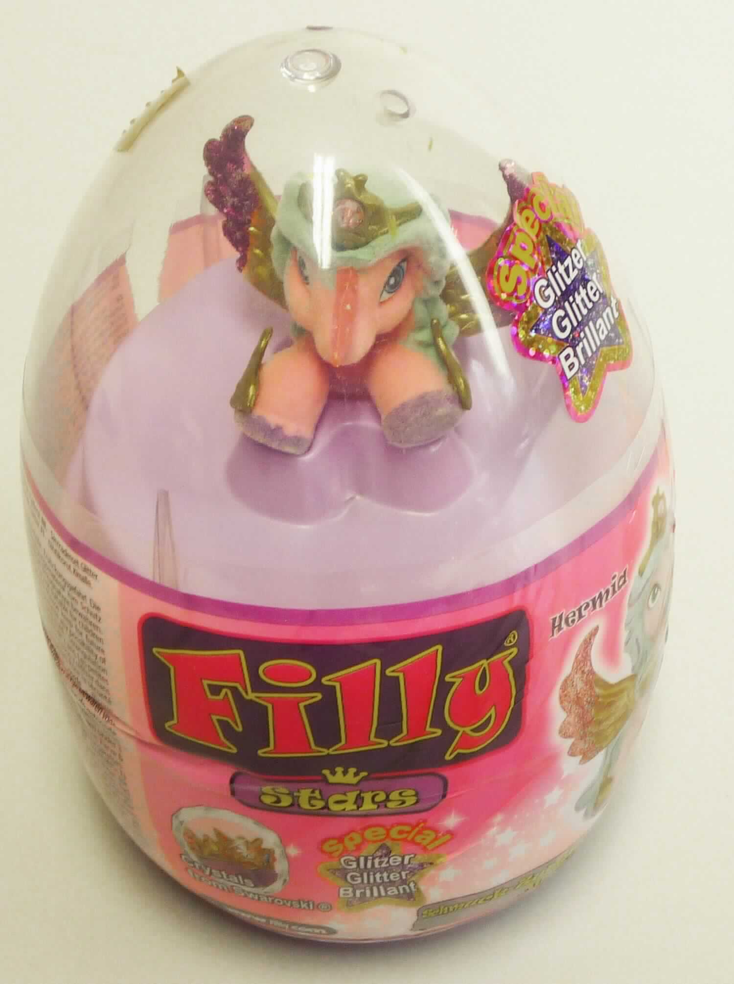 Nach den Angaben der Antragstellerin handelt es sich bei der vorgelegten Ware um ein sog. "Filly Stars Glitter Egg, NAN3062476".

Die Ware besteht aus einem Spielzeug (EB.-Nr. 17622/2017/1), Fantasieschmuck (EB.-Nr. 17622/2017/2), Aufklebern mit kindgerechten Abbildungen (EB.-Nr. 17622/2017/3), einer Sammelkarte (EB.-Nr. 17622/2017/4) einem Produktinformationsblatt (EB.-Nr. 17622/2017/5) und Aufklebern mit Schriftzug (EB.-Nr. 17622/2017/6). Alle Bestandteile sind gemeinsam in einem Kunststoffei mit Kunststoffbanderole für den Einzelverkauf aufgemacht. 

Eine Einreihung als Spielzeug in die Unterposition (KN) 9503 0070 kommt nicht in Betracht, da nicht alle Erzeugnisse der spielerischen Unterhaltung dienen bzw. keine spezielle Freizeitgestaltung vorliegt. Eine Warenzusammenstellung im Sinne der Allgemeinen Vorschrift 3 b) kommt aufgrund des fehlenden gemeinsamen Bedarfs nicht in Betracht. Die Waren sind somit getrennt einzureihen. 

Produktinformationsblatt:

Es handelt sich um einen etwa 12 x 12 cm großen Papierzuschnitt, der beidseitig mit Abbildungen von diversen Waren (Schmucksets, Spielzeugsets und Adventskalendern) bedruckt ist und sich als Werbedruck darstellt.  
 
Derartige Erzeugnisse werden zolltariflich als "andere Werbedrucke" eingereiht.