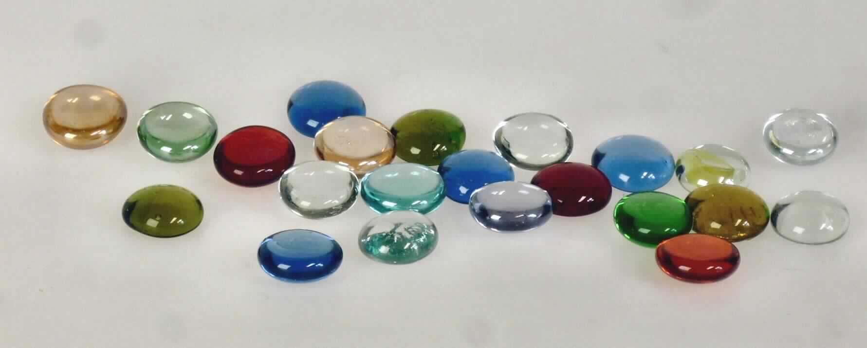 Glaskurzware, sog. Farbglasnuggets, Abbildung siehe Anlage, 
- in Form von annähernd rund geformten Erzeugnissen aus Glas, mit Durchmessern zwischen 17 und 20 mm, 
- aus buntem und klarsichtigem Glas, 
- mit glatter, nach außen gewölbter Oberseite und mit einer ebenen Unterseite, 
- ähnlich dem bei Edel- und Schmucksteinen verwendeten Cabochonschliff gearbeitet, 
- weder Glasperlen noch Nachahmungen von Perlen, 
- keine Nachahmungen von Edel- oder Schmucksteinen; jedoch den Nachahmungen von Edel- oder Schmuck- 
  steinen ähnliche Glaskurzwaren, 
- zur Verwendung als Dekorationsartikel, 
- verpackt in einer handelsüblichen Verkaufsumschließung.

"Glaskurzwaren (Glassteine), weder Glasperlen noch Nachahmungen von Perlen, keine Nachahmungen von Edel- 
 oder Schmucksteinen"