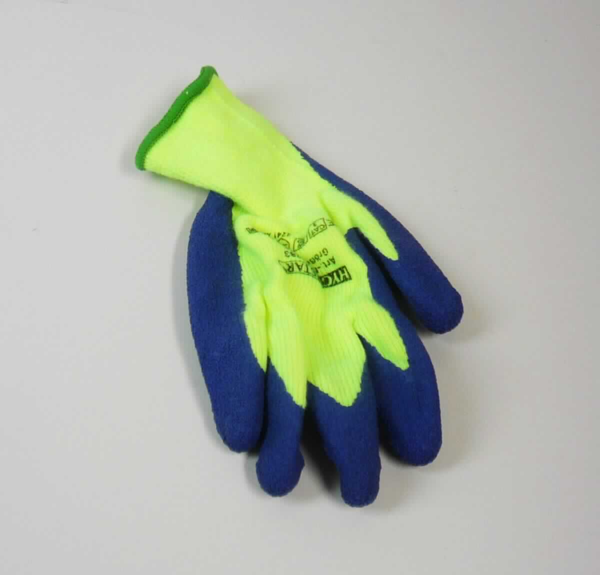 Fingerhandschuh, sog. Kälteschutz-Handschuh WINTER STAR, in Größe XL/10, Foto siehe Anlage,
- als Fünffingerhandschuh gearbeitet,
- aus einseitig (Innenseite) gerauten, buntgewirkten Gewirken aus Spinnstoffen,
- nachträglich mit Ausnahme des größten Teils der Stulpe, des Handrückens und Teilen der Fingerrückseiten
  einseitig (Außenseite) im Tauchverfahren mit Kautschuk (laut Antrag: Latex; keine Zellstruktur erkennbar) 
  überzogen,
- im Bereich des Handrückens bedruckt,
- mit einer elastischen Stulpe,
- am unteren Rand durch eine kontrastfarbene Überwendlichnaht gesäumt.

"Fingerhandschuh, aus Gewirken, mit Kautschuk überzogen"