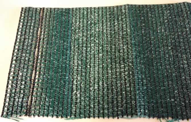 Kettengewirke, sog. HDPE Sichtschutzblende, Foto siehe Anlage,
- als Meterware, mit einer Breite von lt. Antrag 1 m bis 3 m (nicht konfektioniert),
- aus ca. 1 mm breiten Streifen aus synthetischer Spinnmasse aus lt. Antrag HDPE (Polyethylen),
- keine Elastomergarne oder Kautschukfäden enthaltend,
- buntgewirkt, 
- keine Raschelspitze,
- (lt. Antrag) zur Verwendung als Sichtschutzblende (z.B. für Balkone).

"Kettengewirke, anderes als solche der Positionen 6001 bis 6004, anderes als in den Unterpositionen 6005 21 bis 6005 44 und 6005 9010 genannte"
